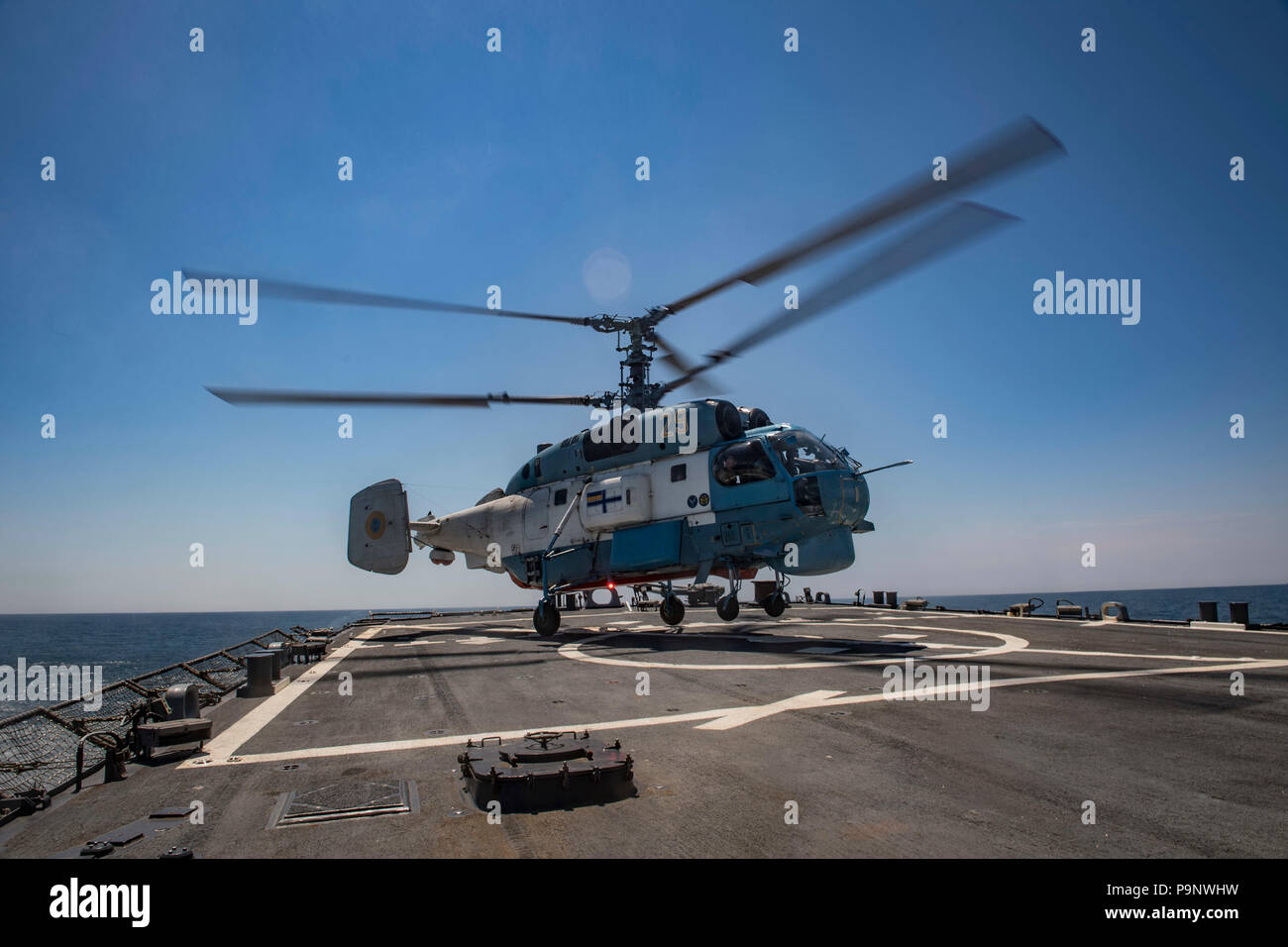 180713-N-JI086-370 MAR NERO (13 luglio 2018) un'Ucraino KA-27 elicottero atterra sul ponte di volo dell'Arleigh Burke-class guidato-missile destroyer USS Porter (DDG 78) durante l'esercizio brezza di mare 2018 nel Mar Nero, 13 luglio 2018. La Brezza Marina è un USA e Ucraina co-ospitato multinazionale esercizio marittimo detenute nel Mar Nero ed è progettato per migliorare l'interoperabilità delle nazioni partecipanti e a rafforzare la sicurezza marittima all'interno della regione. (U.S. Foto di Marina di Massa lo specialista di comunicazione 2a classe Ford Williams/rilasciato) Foto Stock