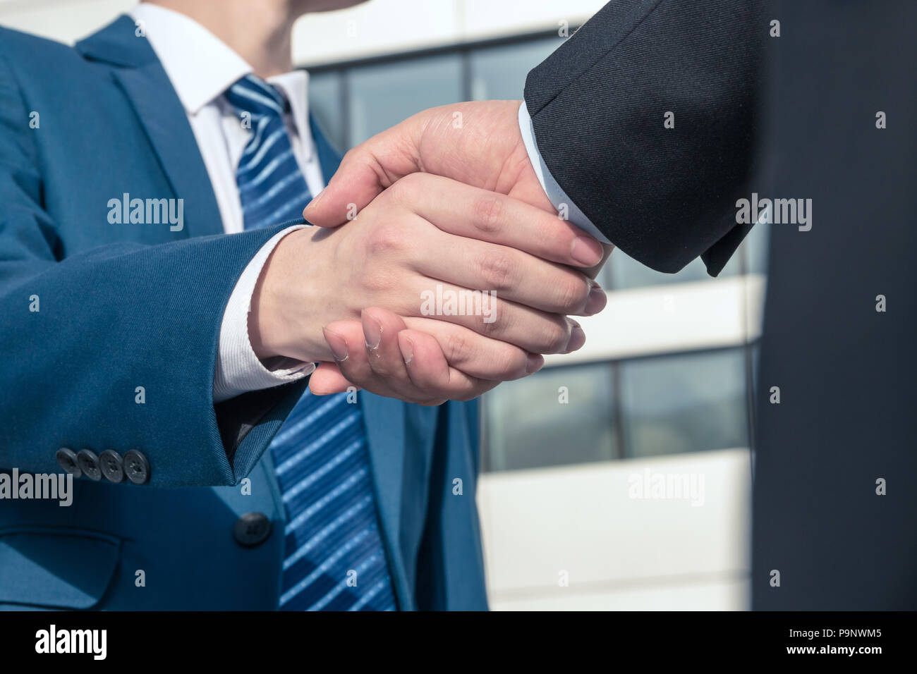 Asian business persone stringono le mani Foto Stock