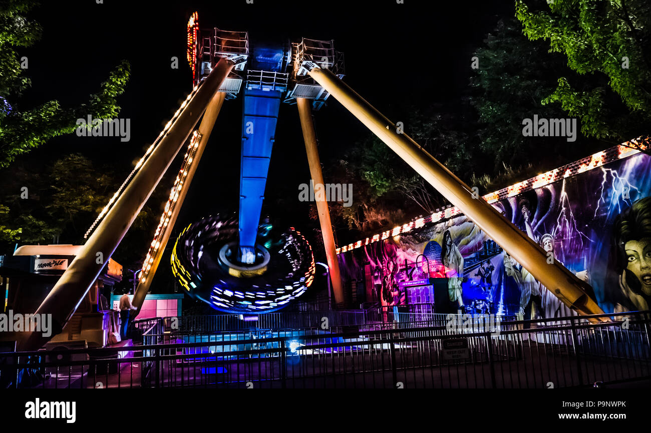 Seoul, Corea del Sud - 16 Maggio 2017: Uragano con luci colorate nella notte di Everland, Yongin. Foto Stock