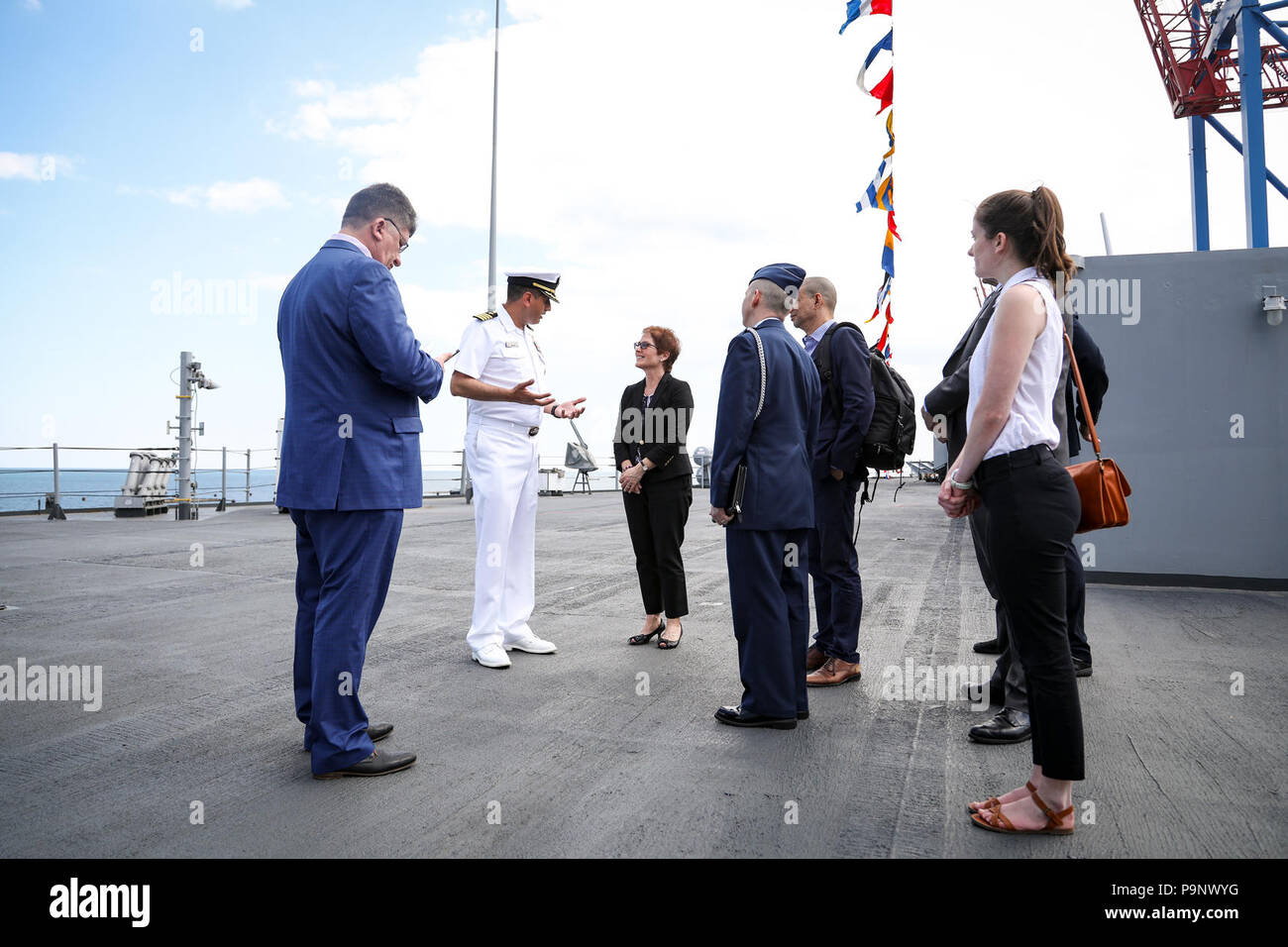 180716-N-XT273-448 Odessa, Ucraina (16 luglio 2018) Capt. Richard Aguilar, comandante della Blue Ridge-class di comando e di controllo nave USS Mount Whitney (LCC 20), parla con gli onorevoli Marie Yovanovitch, U.S. Ambasciatore di Ucraina, durante l'esercizio brezza di mare 2018 a Odessa, Ucraina, 16 luglio. La Brezza Marina è un USA e Ucraina co-ospitato multinazionale esercizio marittimo detenute nel Mar Nero ed è progettato per migliorare l'interoperabilità delle nazioni partecipanti e a rafforzare la sicurezza marittima all'interno della regione. (U.S. Foto di Marina di Massa lo specialista di comunicazione 1a classe Justin Stumberg/R Foto Stock