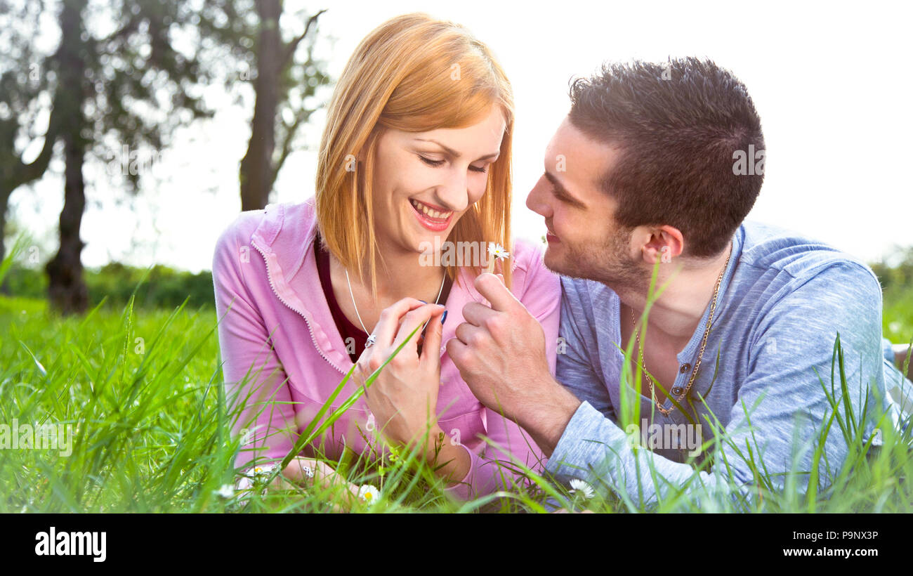 Coppia felice ejoying all' aperto nel parco. Luce morbida. Foto Stock