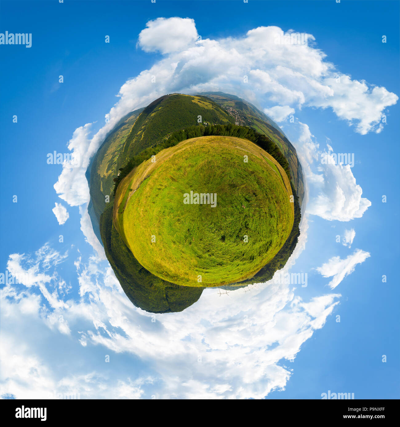 Panorama sferica di little Mountain Planet. campagna bella nozione con vista a 360. campo agricolo su una collina e il villaggio della valle Foto Stock