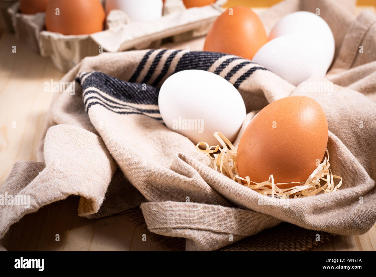 Cibo sano concetto fattoria organica fresche le uova bianche e uova cartoni Foto Stock