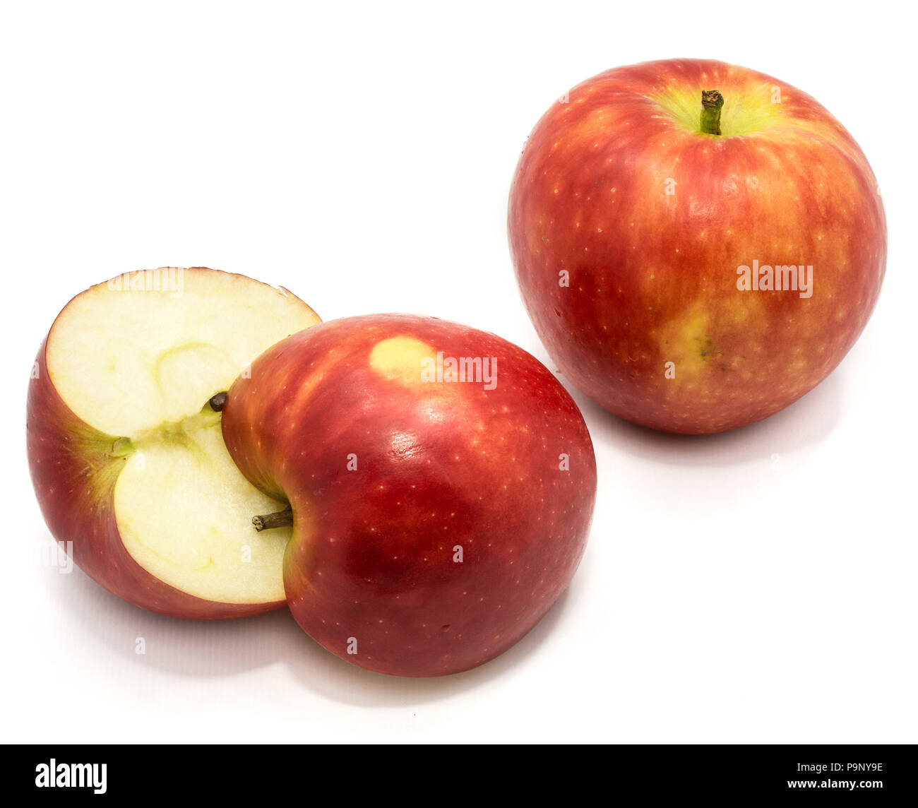 Red Kanzi apple, un tutt'uno, due metà isolato su sfondo bianco Foto Stock