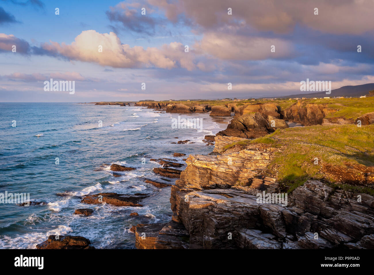 Paesaggio di mare, cliff cielo blu con nuvole. Costa dell'oceano nel nord ovest della Spagna, regione della Galizia. Viaggio turistico. Foto Stock