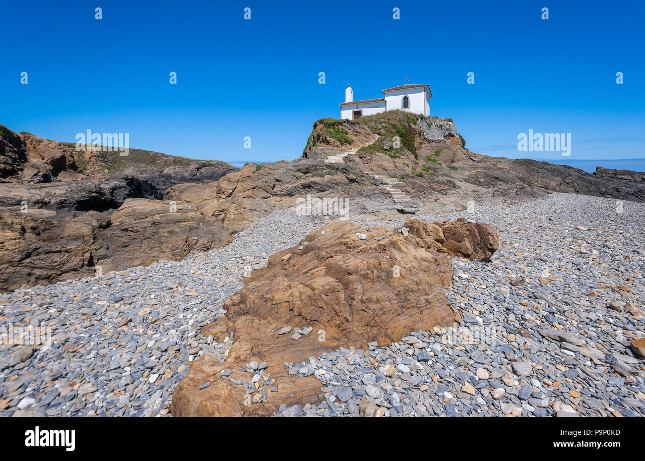 L'eremo della Virgen del Puerto in Meirás, A Coruña, Galizia, Spagna.il paesaggio della costa della Galizia, faro. Foto Stock