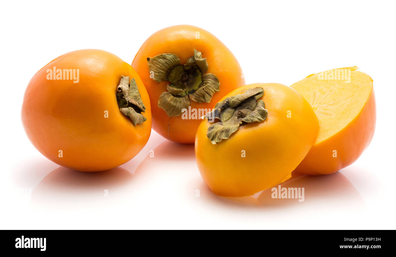 Persimmon Kaki isolati su sfondo bianco due interi due metà a fette Foto Stock