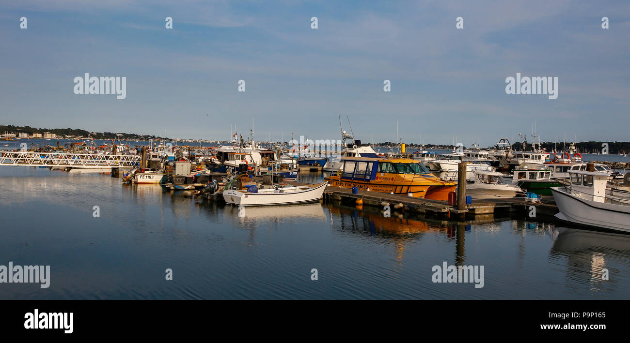 La vita intorno a Poole Quay ad Harbour Foto Stock