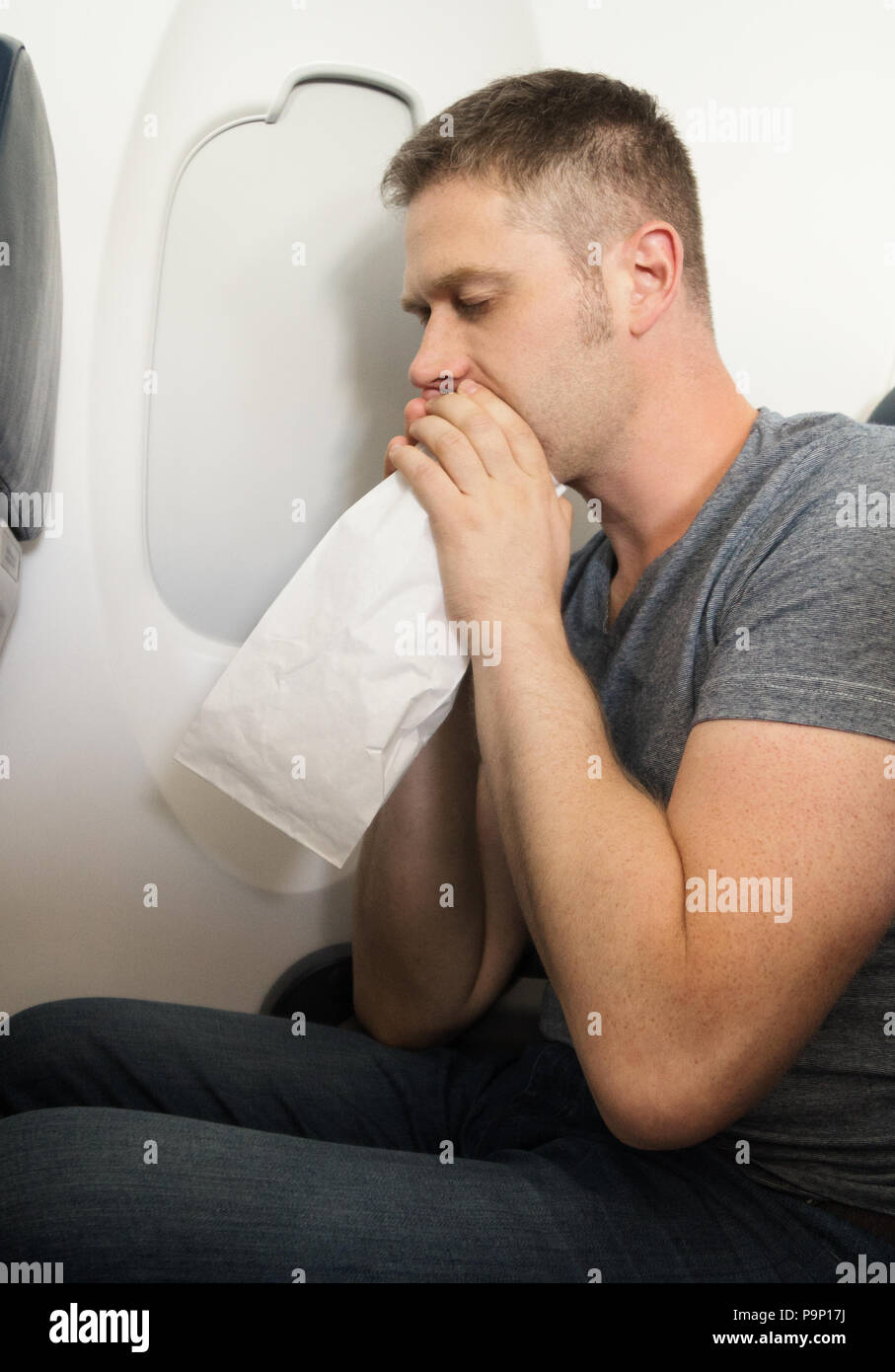 Airsickness. L'uomo sente molto male sul piano. Foto Stock