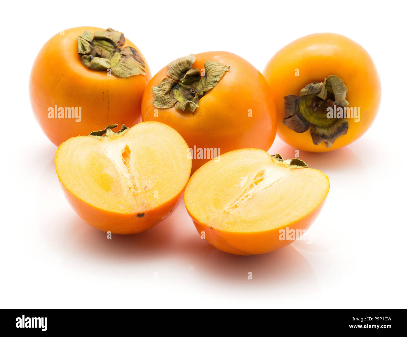 Persimmon Kaki isolati su sfondo bianco tre insieme due metà Foto Stock