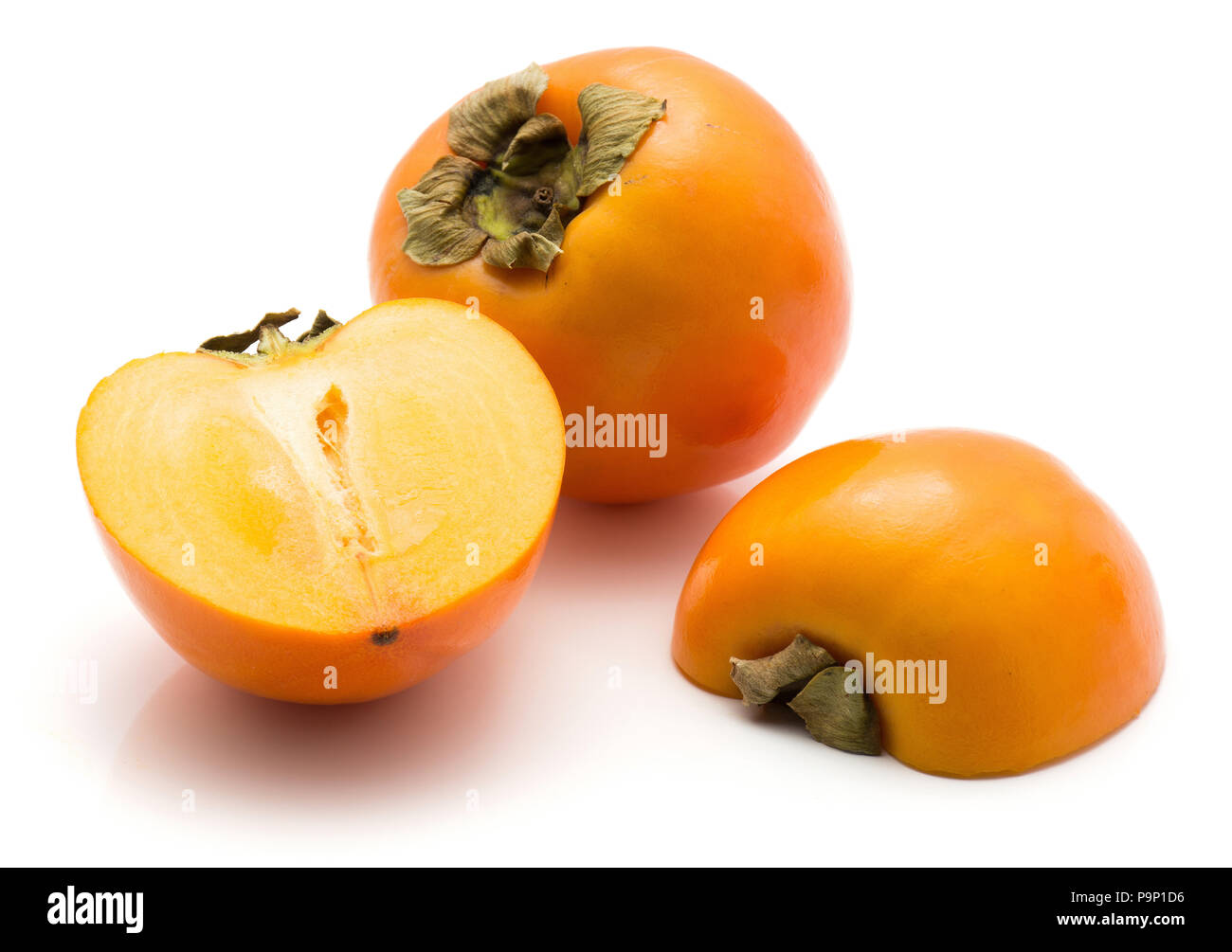 Persimmon Kaki isolati su sfondo bianco un intero uno tagliati a metà Foto Stock