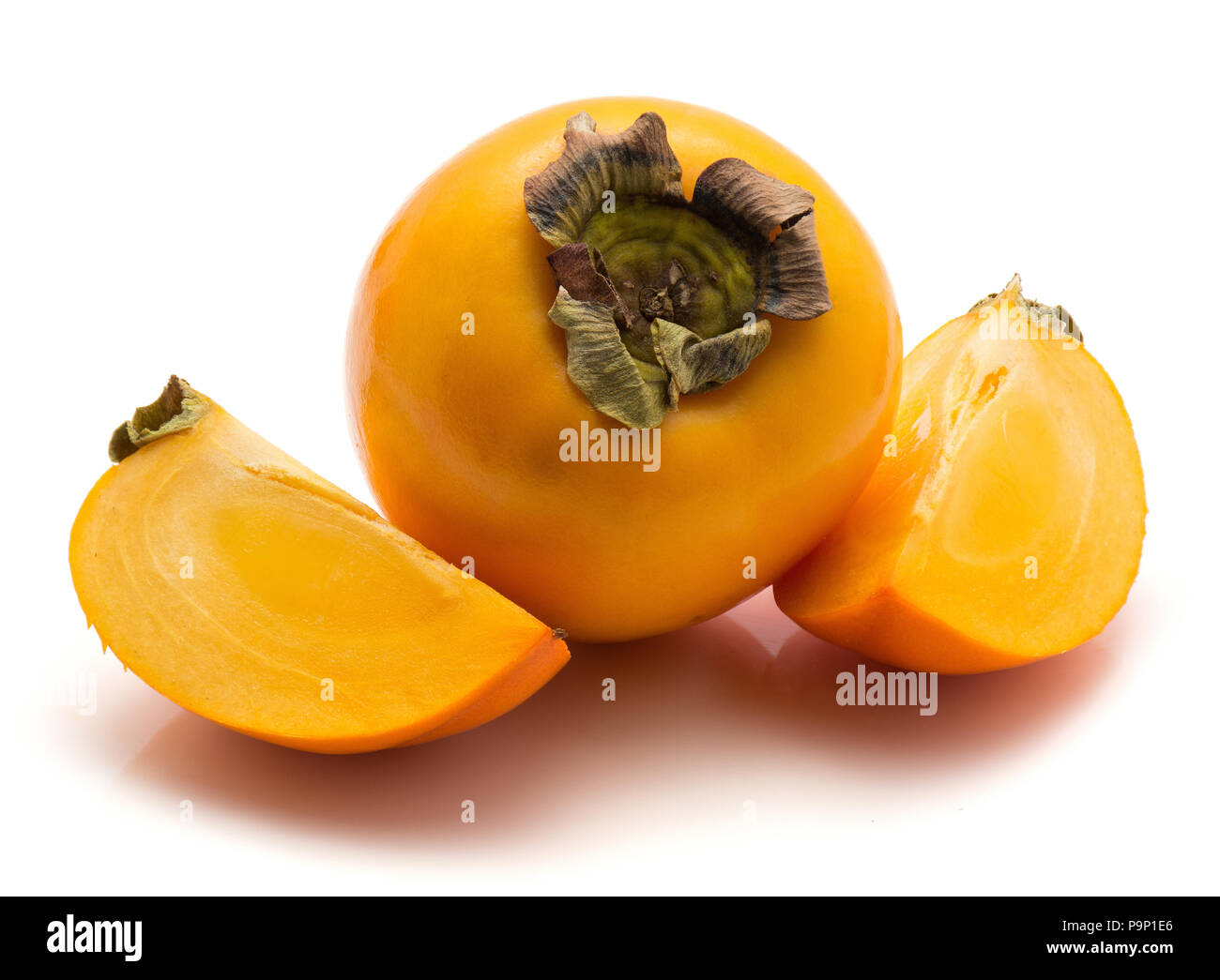 Affettato Kaki persimmon isolati su sfondo bianco un intero due fette quarti Foto Stock