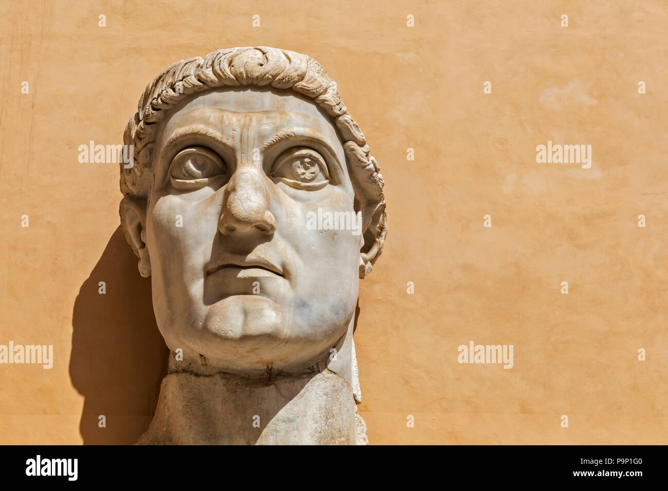 La testa di una statua colossale di imperatore romano Costantino il Grande, Musei Capitolini, Campidoglio, Roma, Italia. Foto Stock