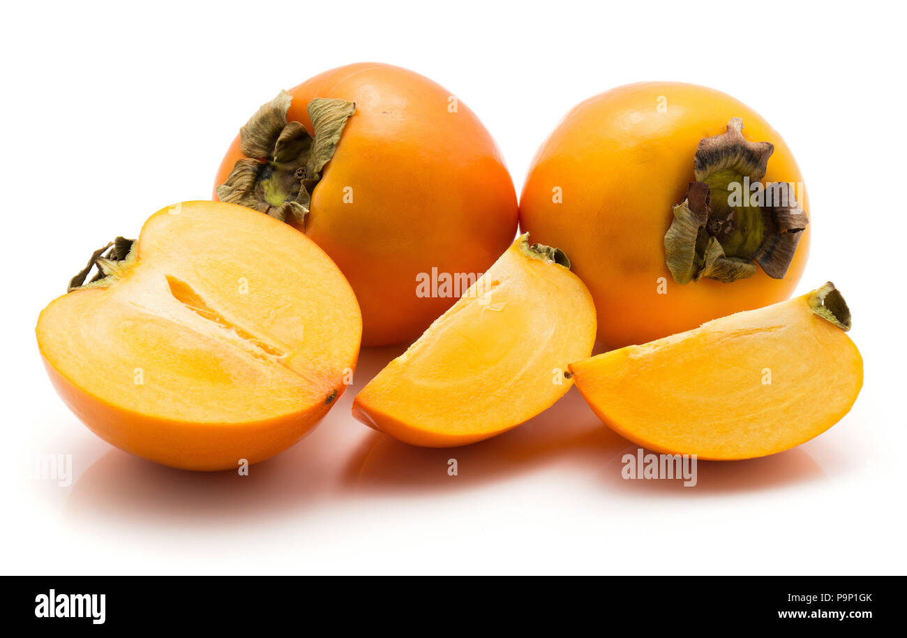 Persimmon Kaki isolati su sfondo bianco due interi metà due fette trimestre Foto Stock