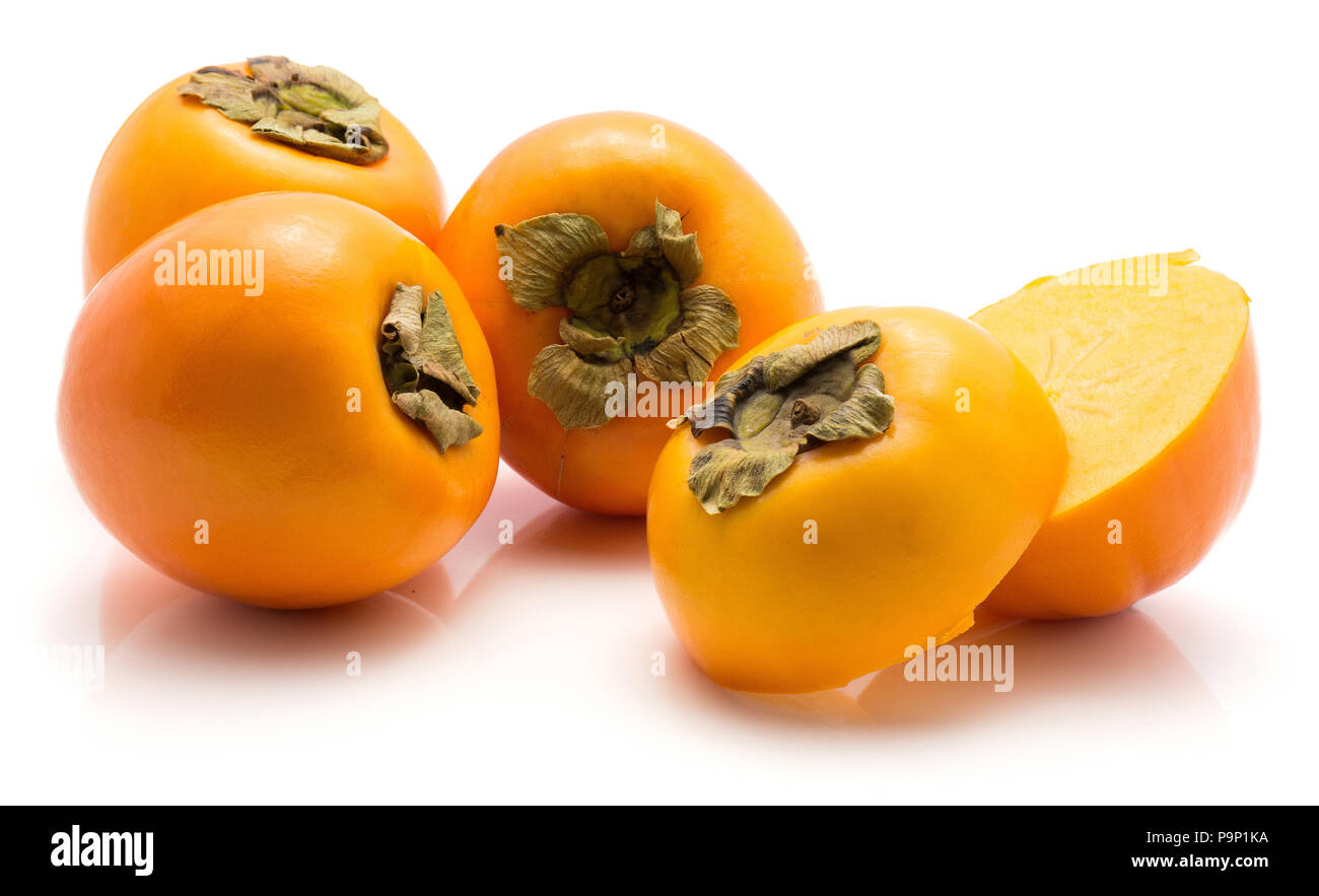 Persimmon Kaki isolati su sfondo bianco tre insieme due metà a fette Foto Stock