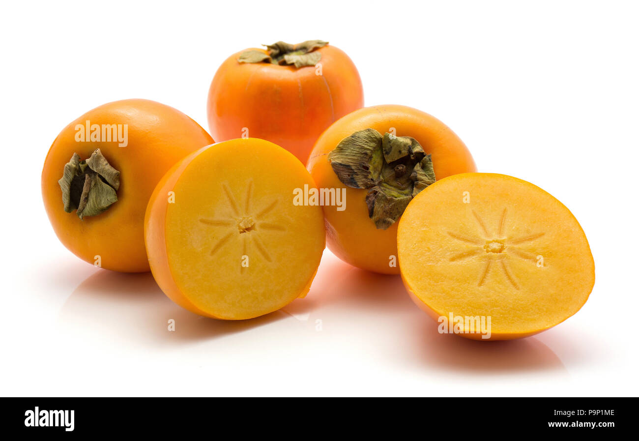 Persimmon Kaki isolati su sfondo bianco tre insieme due metà Foto Stock