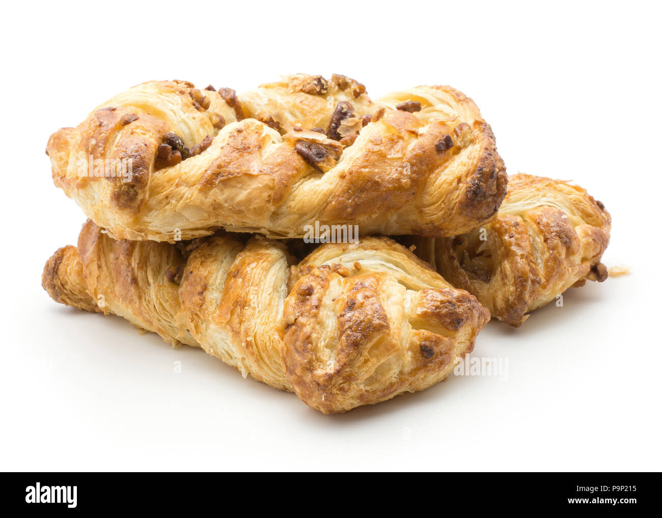 Pane di torsione pila isolato su sfondo bianco con il dado alle noci pecan e marmellata all'interno Foto Stock