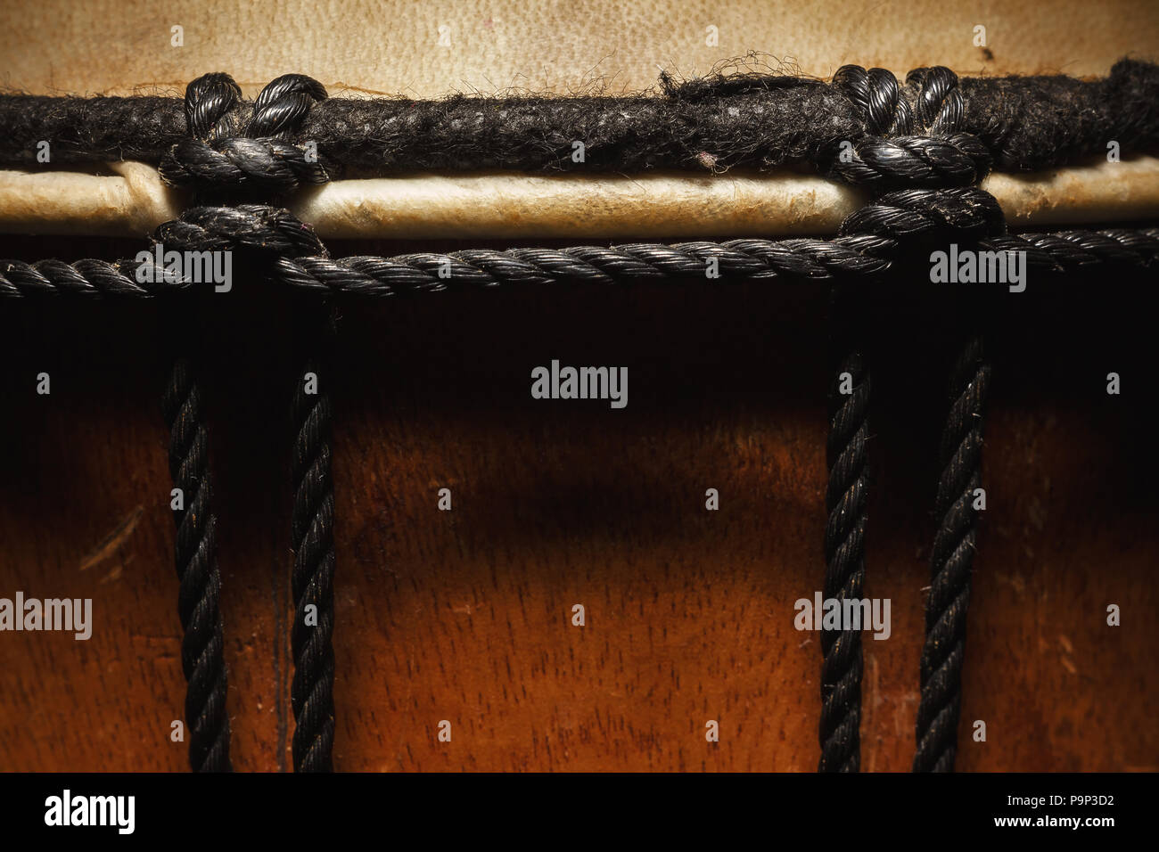 Primo piano di un vecchio di legno djembe, dettagli di funi, della pelle e del legno. Foto Stock