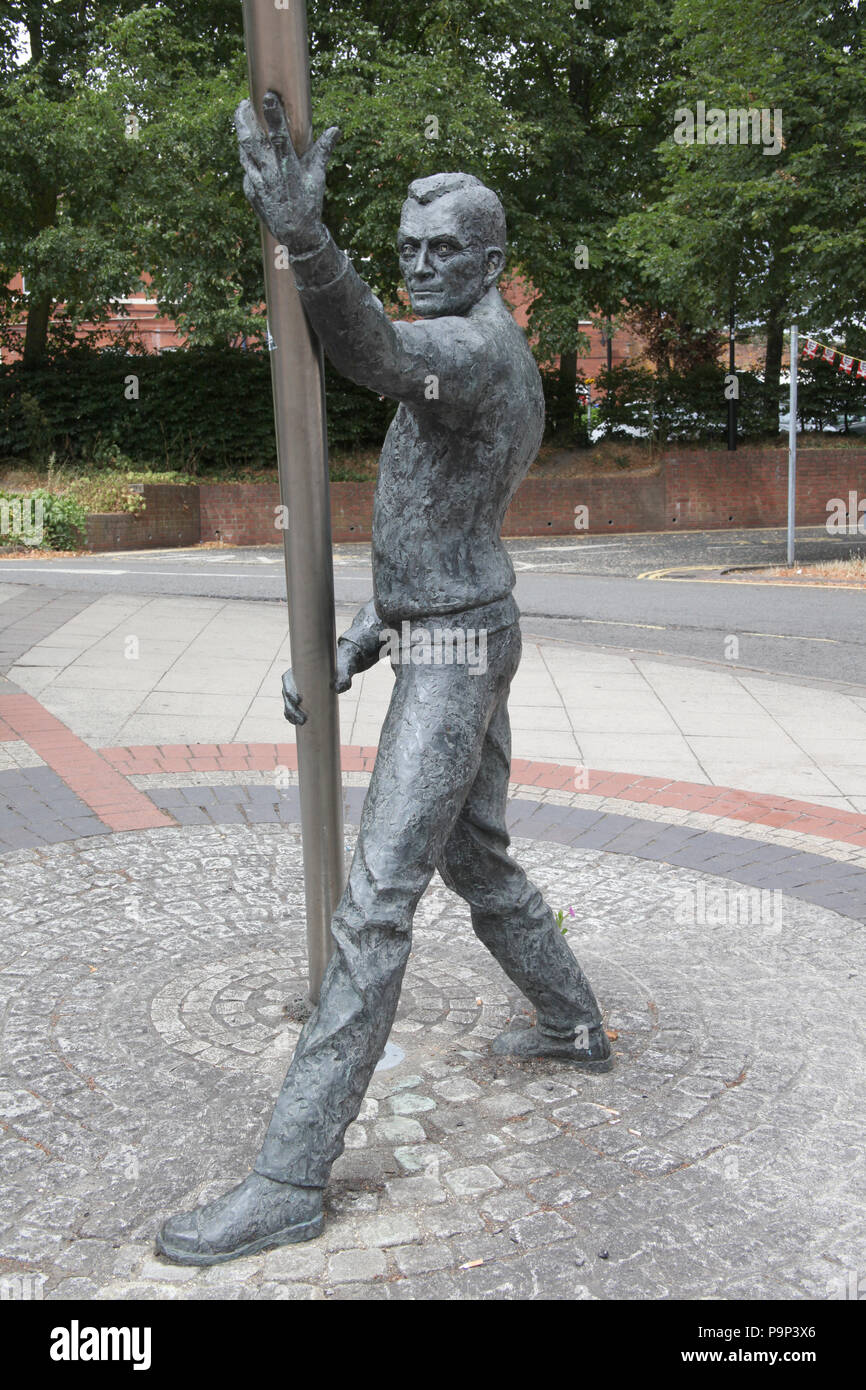 Le statue gemelle che formano l'Arco di David A. Annand di fronte alla stazione ferroviaria di Basingstoke Foto Stock