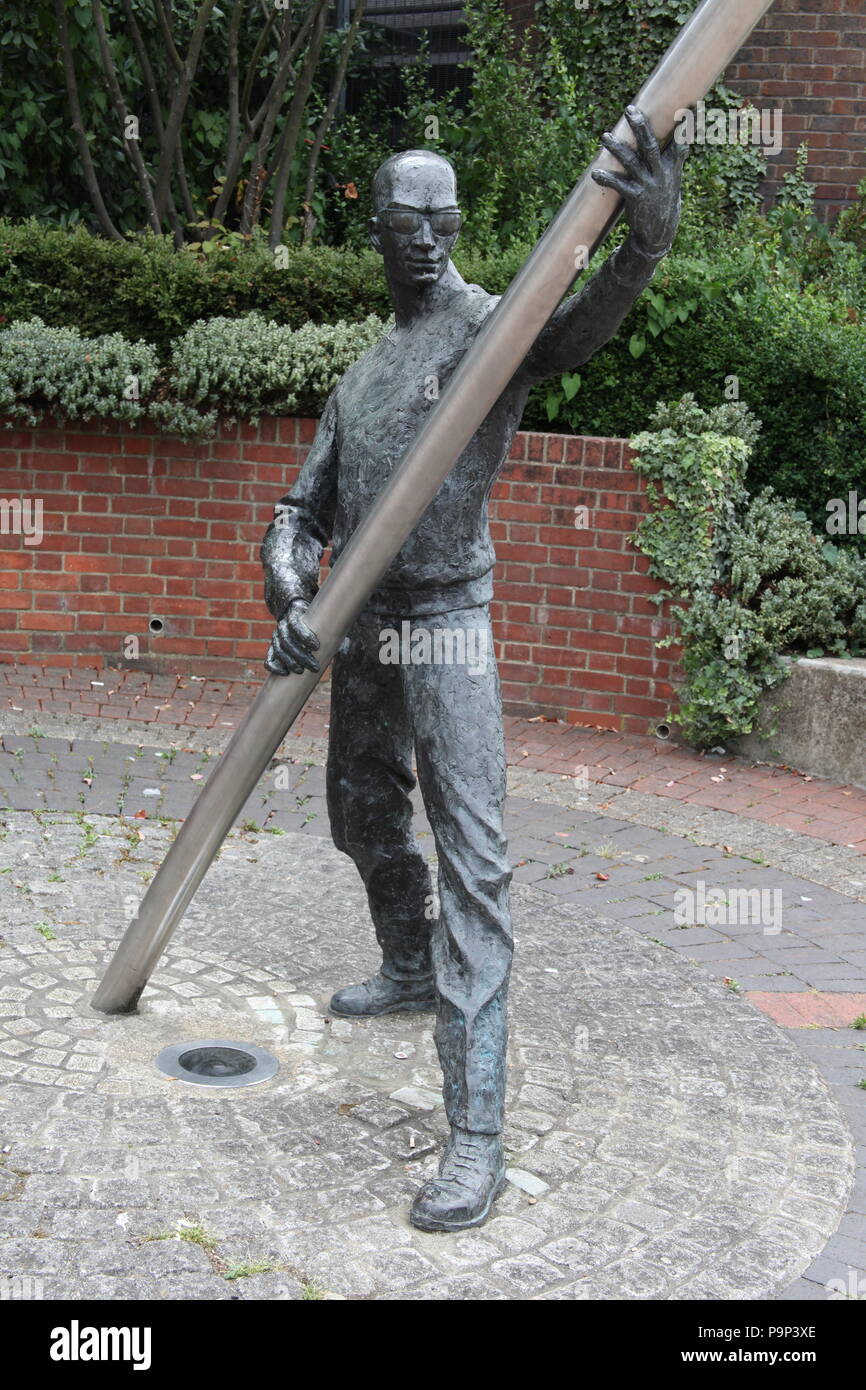 Le statue gemelle formando 'L'Arc' da David A. Annand davanti a Basingstoke stazione ferroviaria Foto Stock