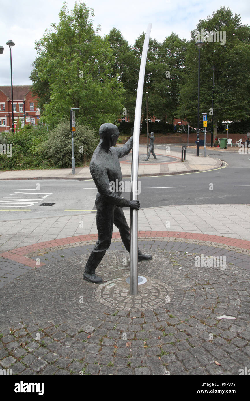 Le statue gemelle formando 'L'Arc' da David A. Annand davanti a Basingstoke stazione ferroviaria Foto Stock