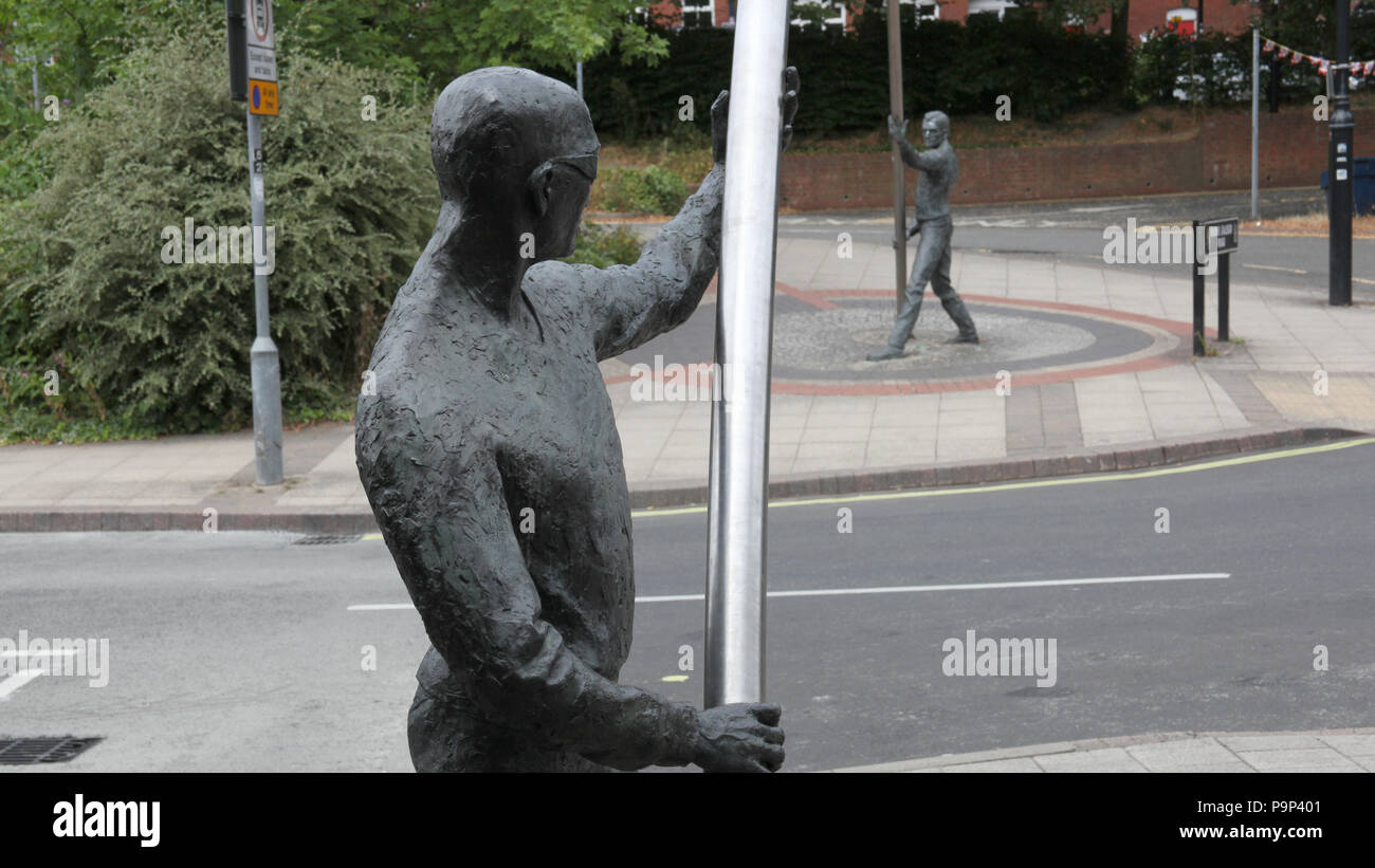 Le statue gemelle formando 'L'Arc' da David A. Annand davanti a Basingstoke stazione ferroviaria Foto Stock