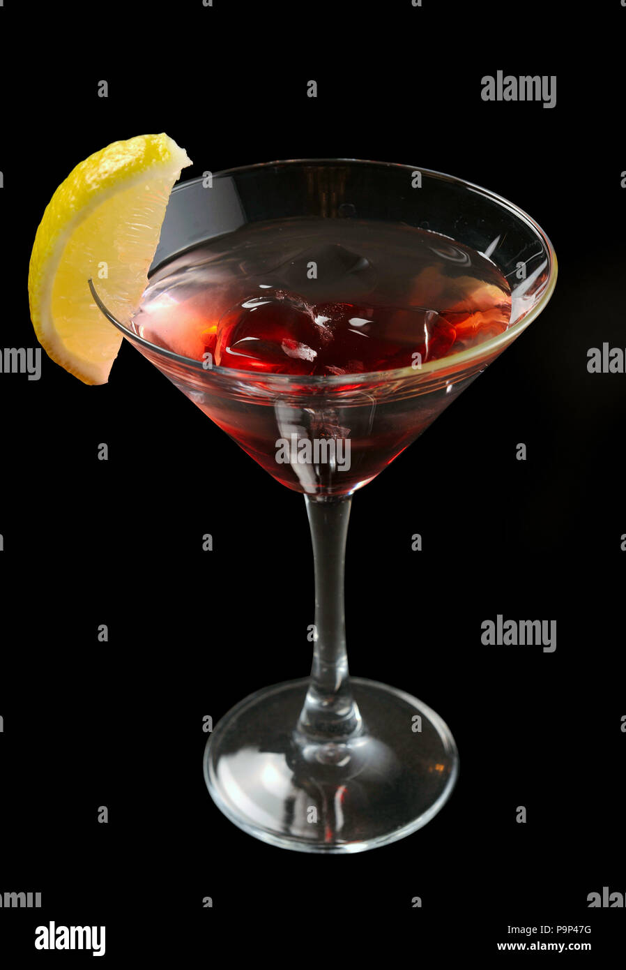 Martini rosso sul ghiaccio su un nero Foto Stock