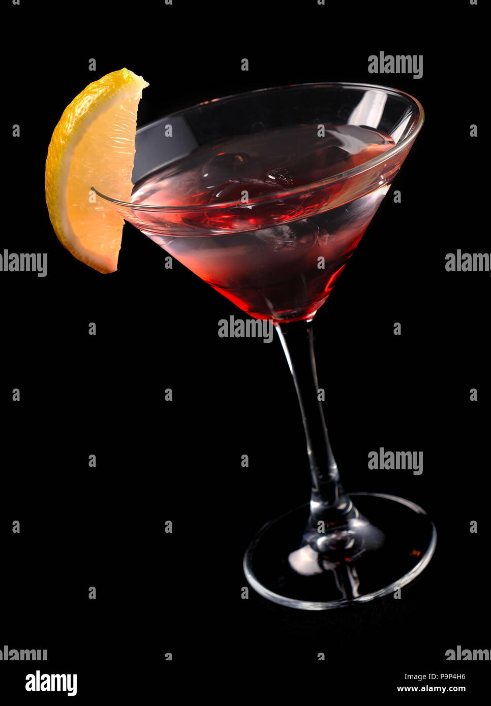Martini rosso sul ghiaccio su un nero Foto Stock