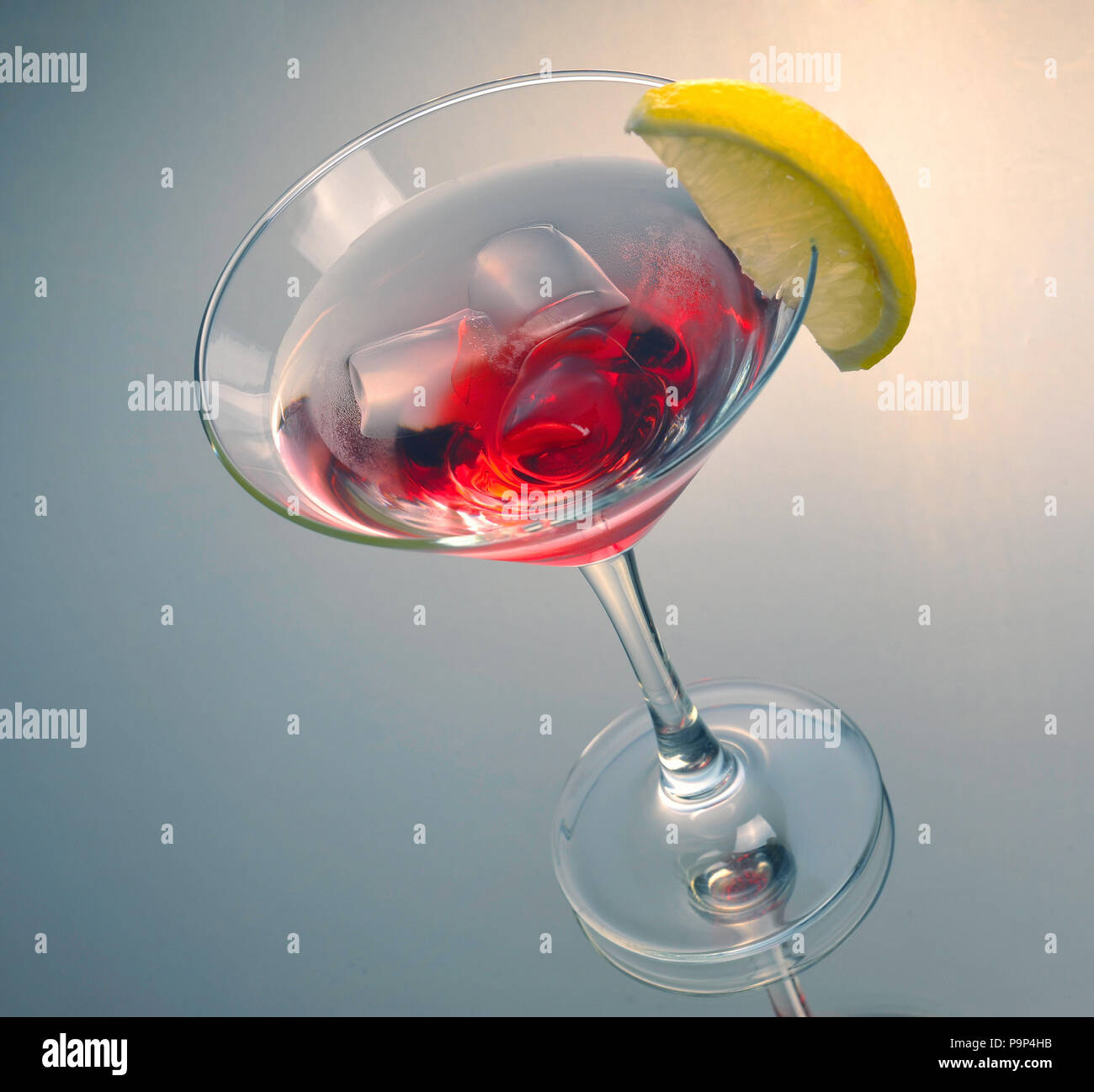 Red martini cocktail con ghiaccio e la riflessione Foto Stock