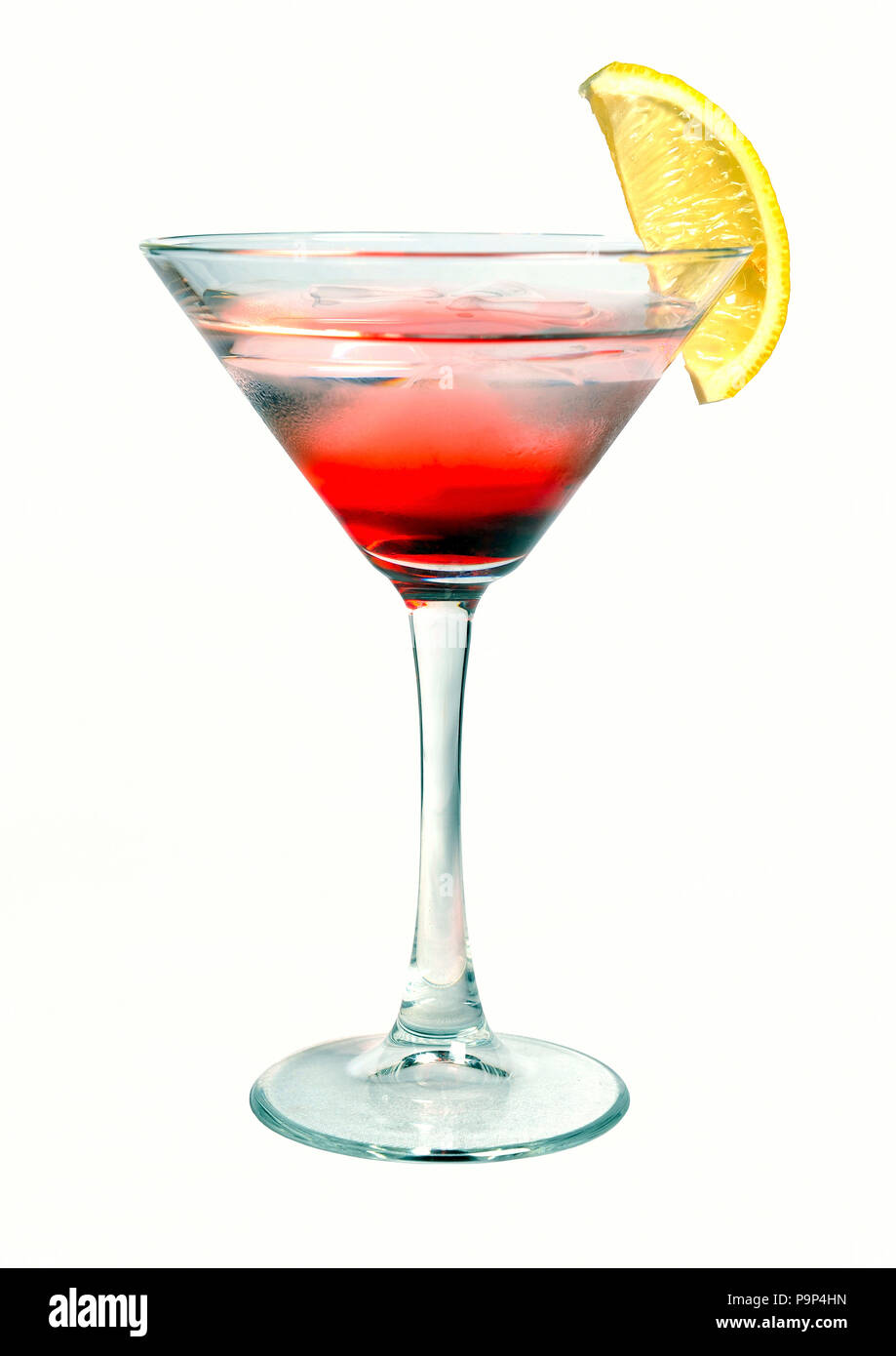 Red martini cocktail con ghiaccio su bianco Foto Stock