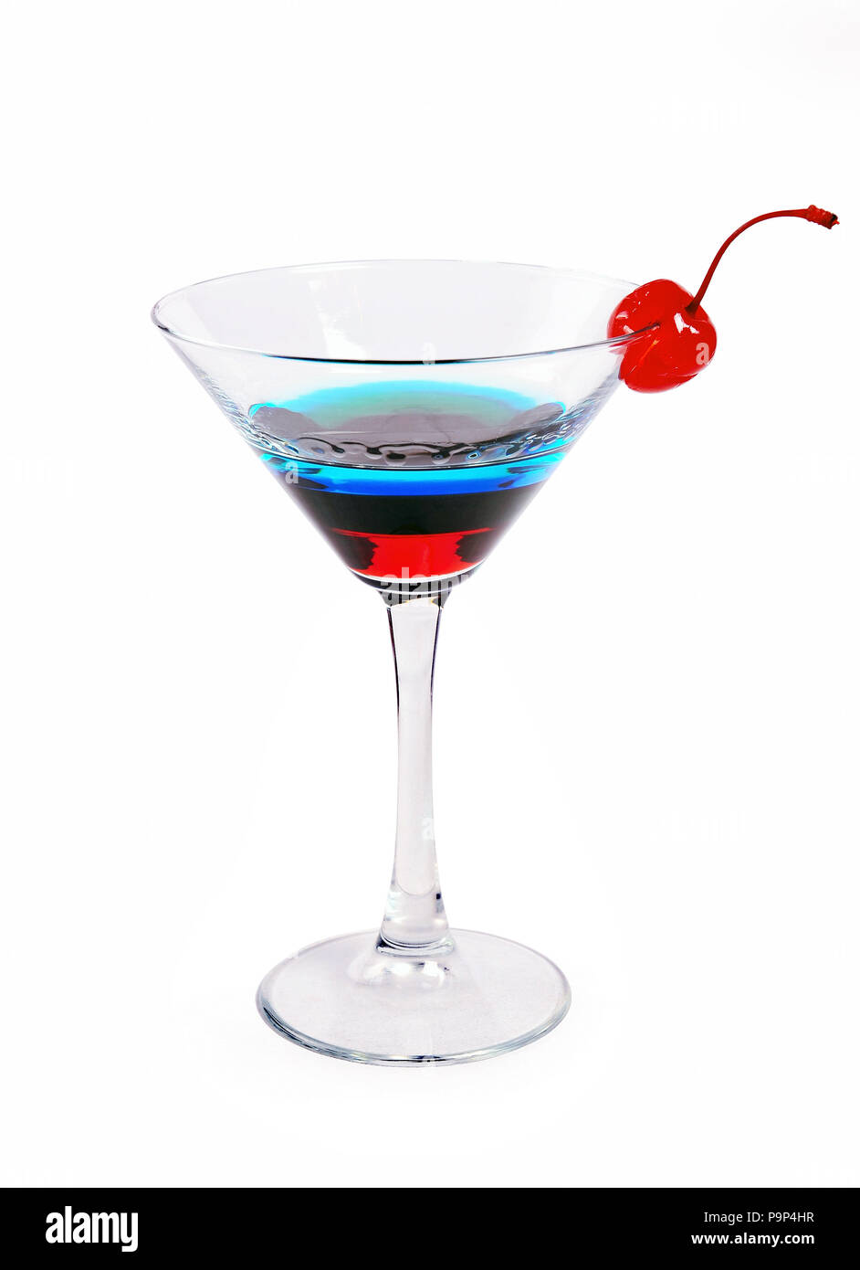 Tri-colore martini cocktail con una ciliegia su uno sfondo bianco Foto Stock