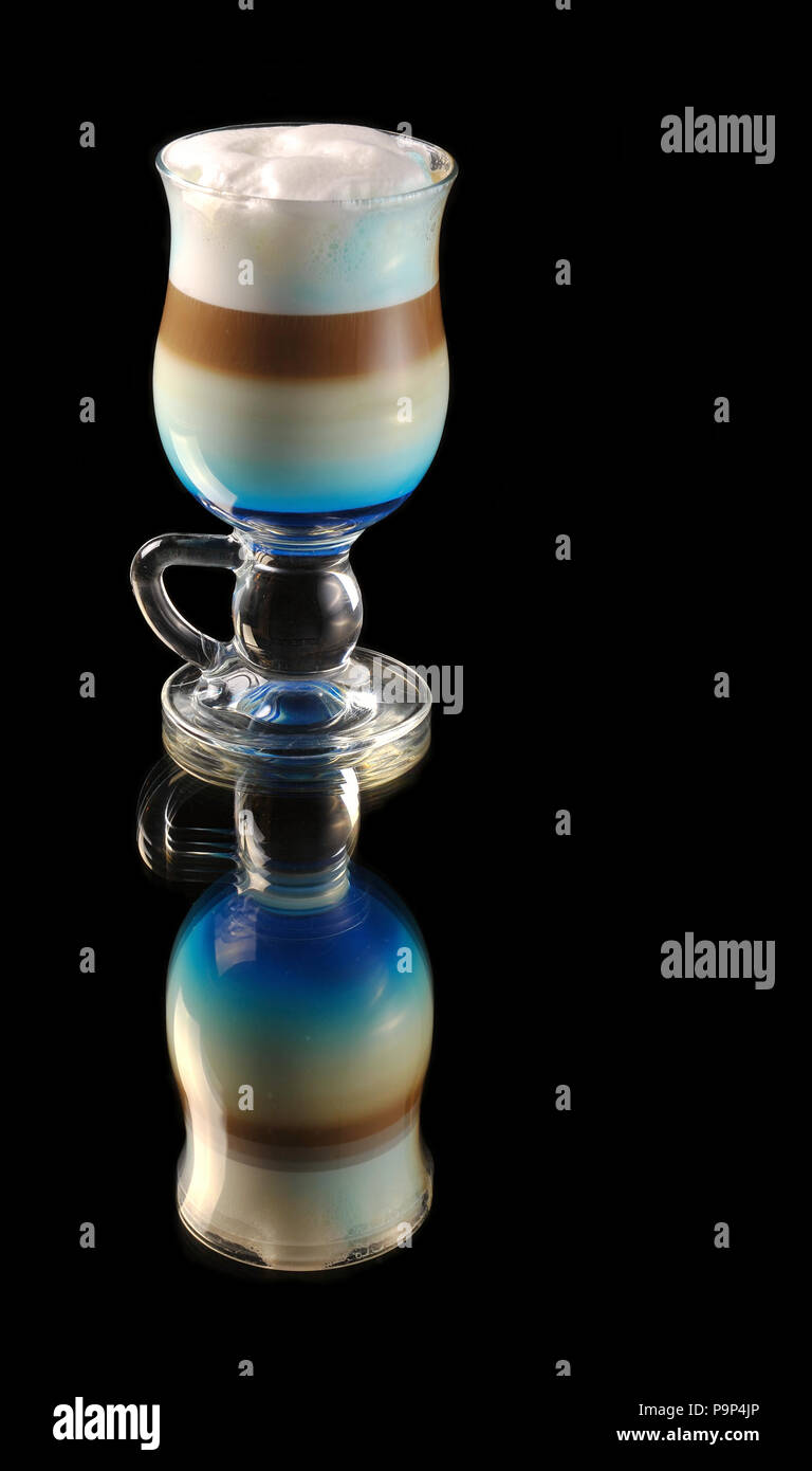 Cocktail con caffè e latte panna e liquore curacao Foto stock - Alamy