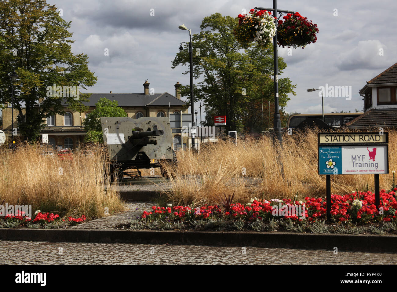 Un 25 Pounder British campo di pistola e obice trovato presso l'approccio ad Aldershot stazione ferroviaria, Inghilterra. Foto Stock