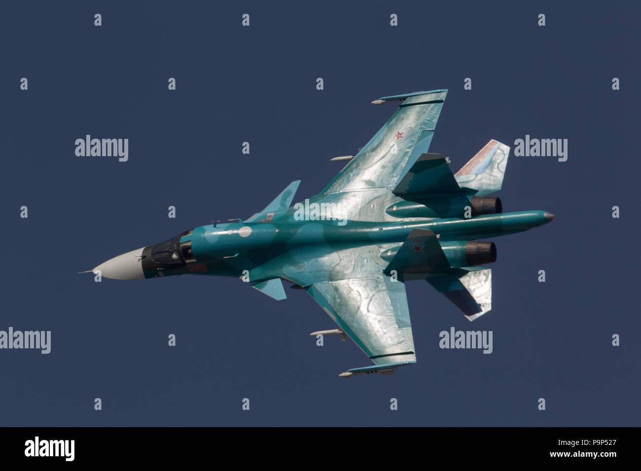 Il Sukhoi Su-34 jet fighter-bomber di russo Air Force svolge la sua dimostrazione di volo al MAKS airshow-2015 vicino Zhukovsky, Regione di Mosca, Russia Foto Stock