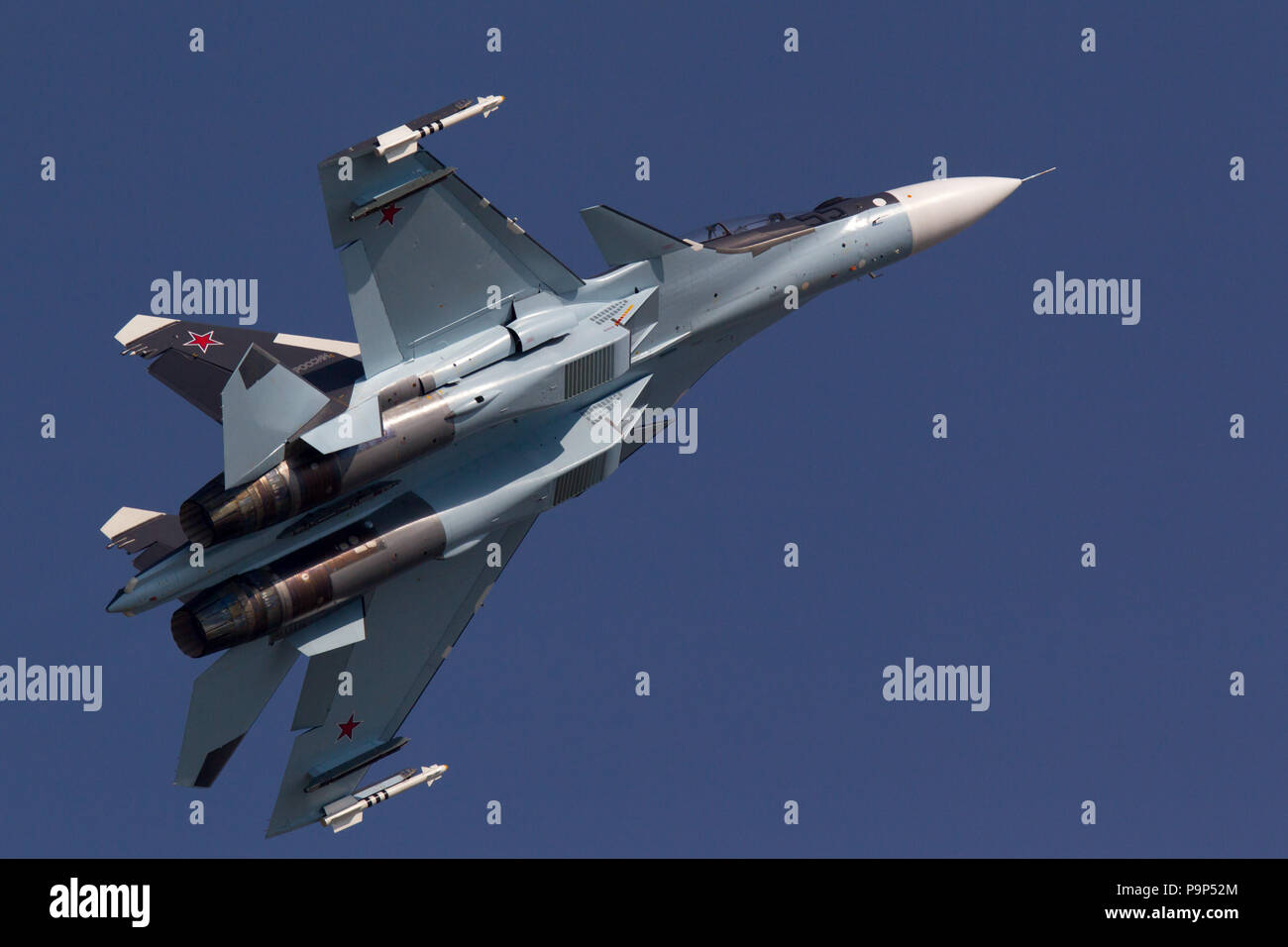 Il Sukhoi Su-35 advanced multirole jet da combattimento russo di Air Force esegue al MAKS-2013 Airshow internazionale vicino Zhukovsky, Russia Foto Stock