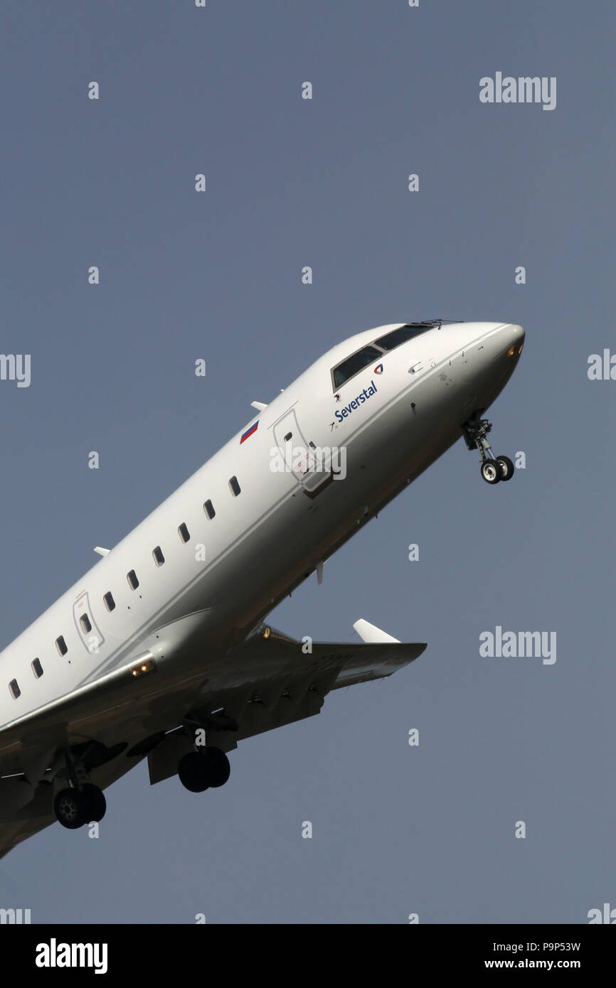 Il Bombardier CRJ-200 jet regionale aereo della compagnia aerea Severstal nell'aria. Foto Stock