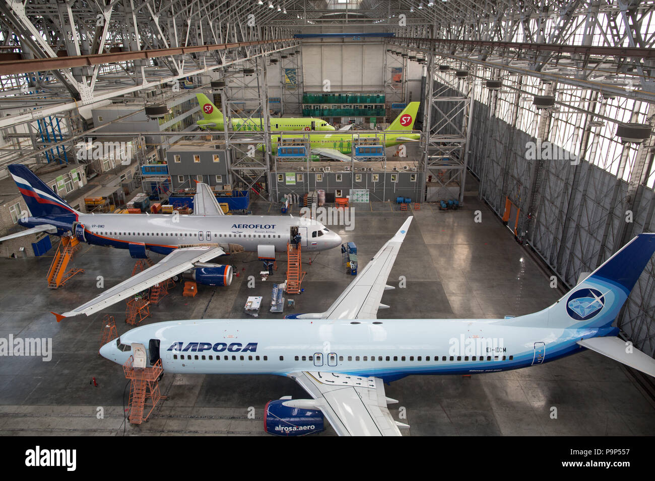 Civile velivoli a getto di Alrosa, Aeroflot Russian Airlines e S7 Airlines foto all'interno della S7 Engineering Impianto di manutenzione si trova a Domodedovo Foto Stock