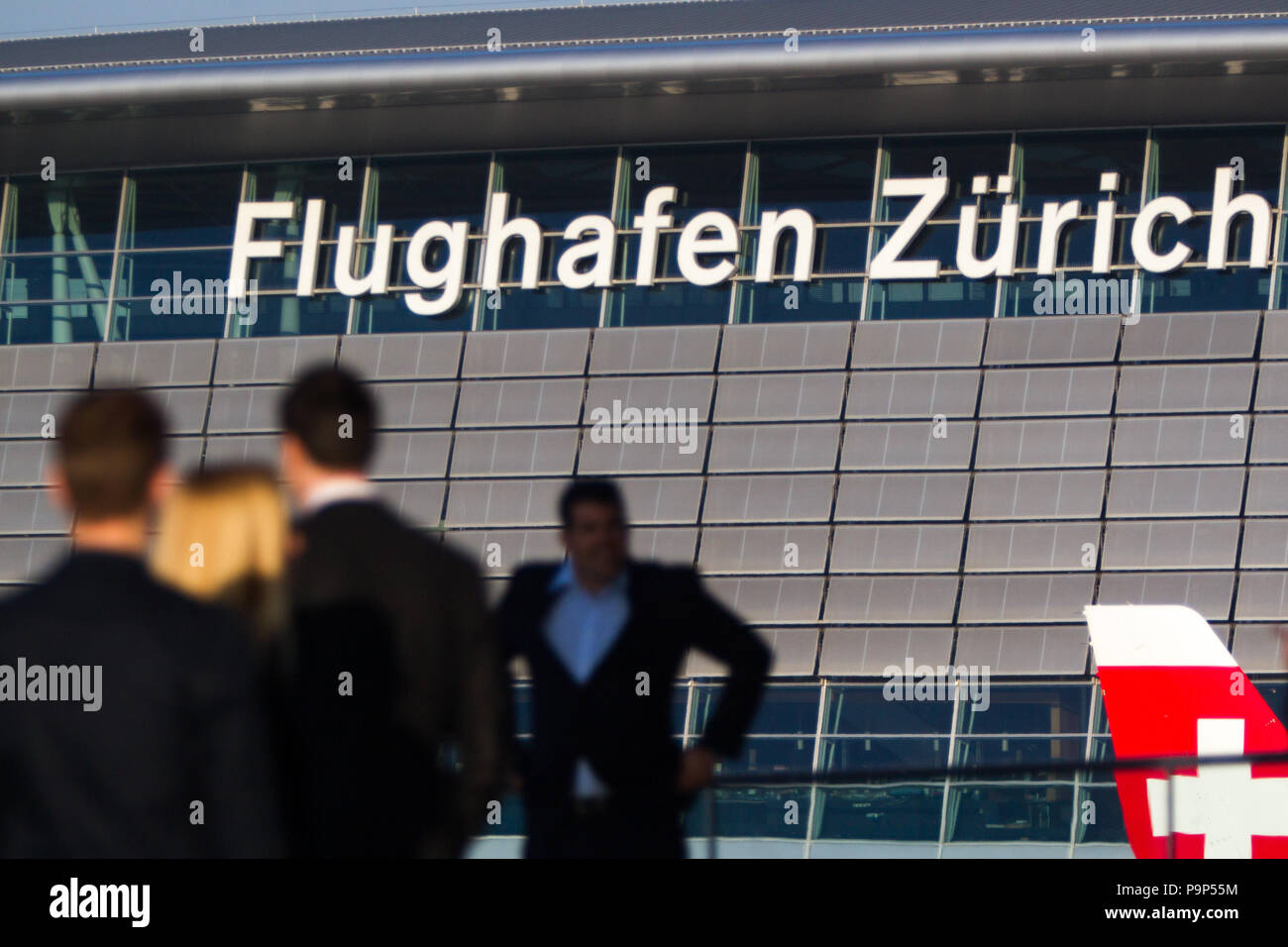 Un gruppo di uomini di affari raffigurato all'aeroporto di Zurigo - Kloten, il più grande aeroporto internazionale della Svizzera e il mozzo principale della Swiss Internationa Foto Stock