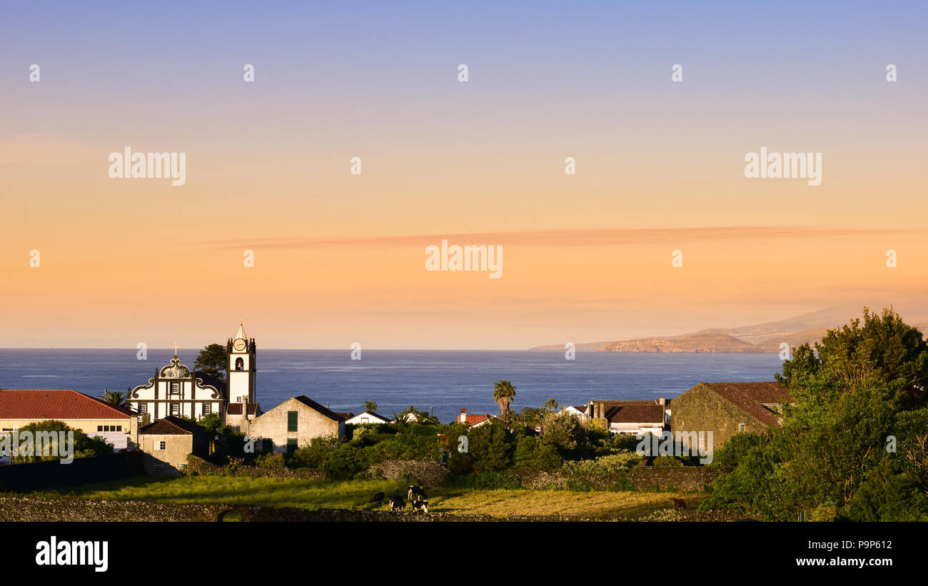 Vista litorale con cielo nuvoloso, Capelas, Azzorre, Portogallo Foto Stock