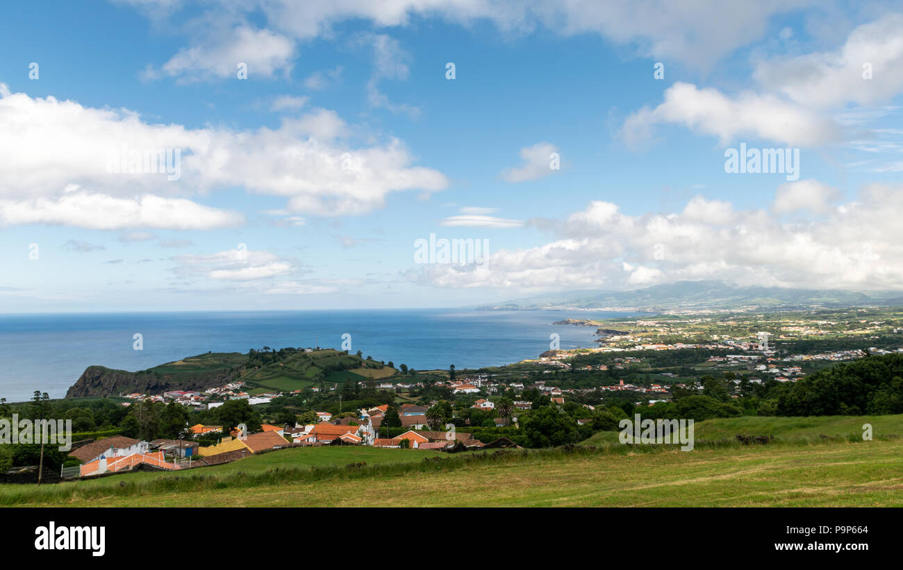 Vista litorale con cielo nuvoloso, Capelas, Azzorre, Portogallo Foto Stock