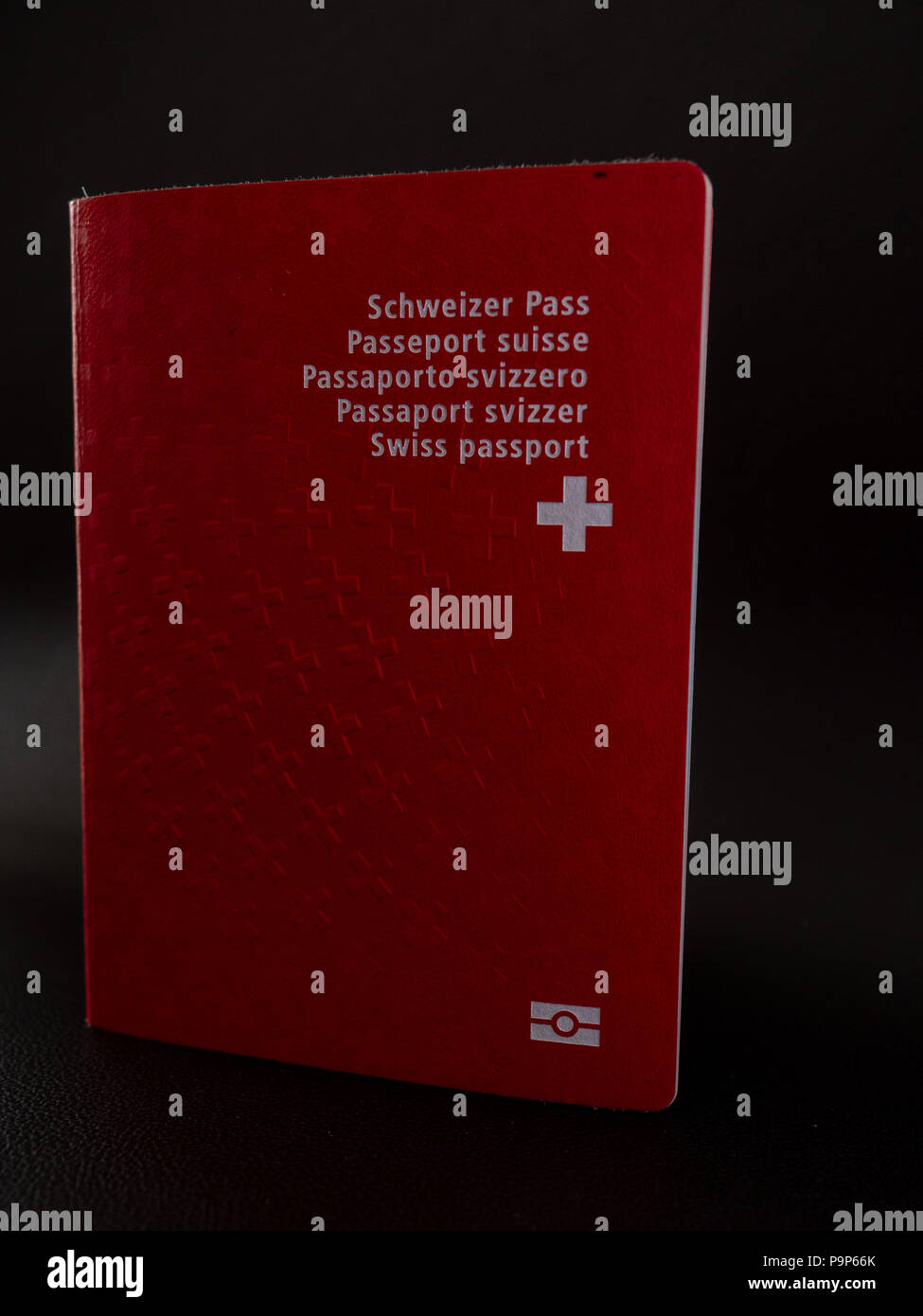 Passaporto Svizzero close up su sfondo nero isolato la cittadinanza svizzera Foto Stock