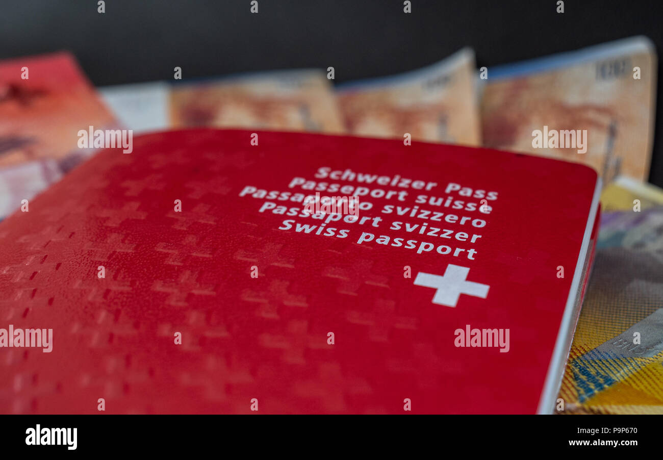 Passaporto Svizzero e denaro close up su sfondo nero la cittadinanza svizzera e moneta Foto Stock