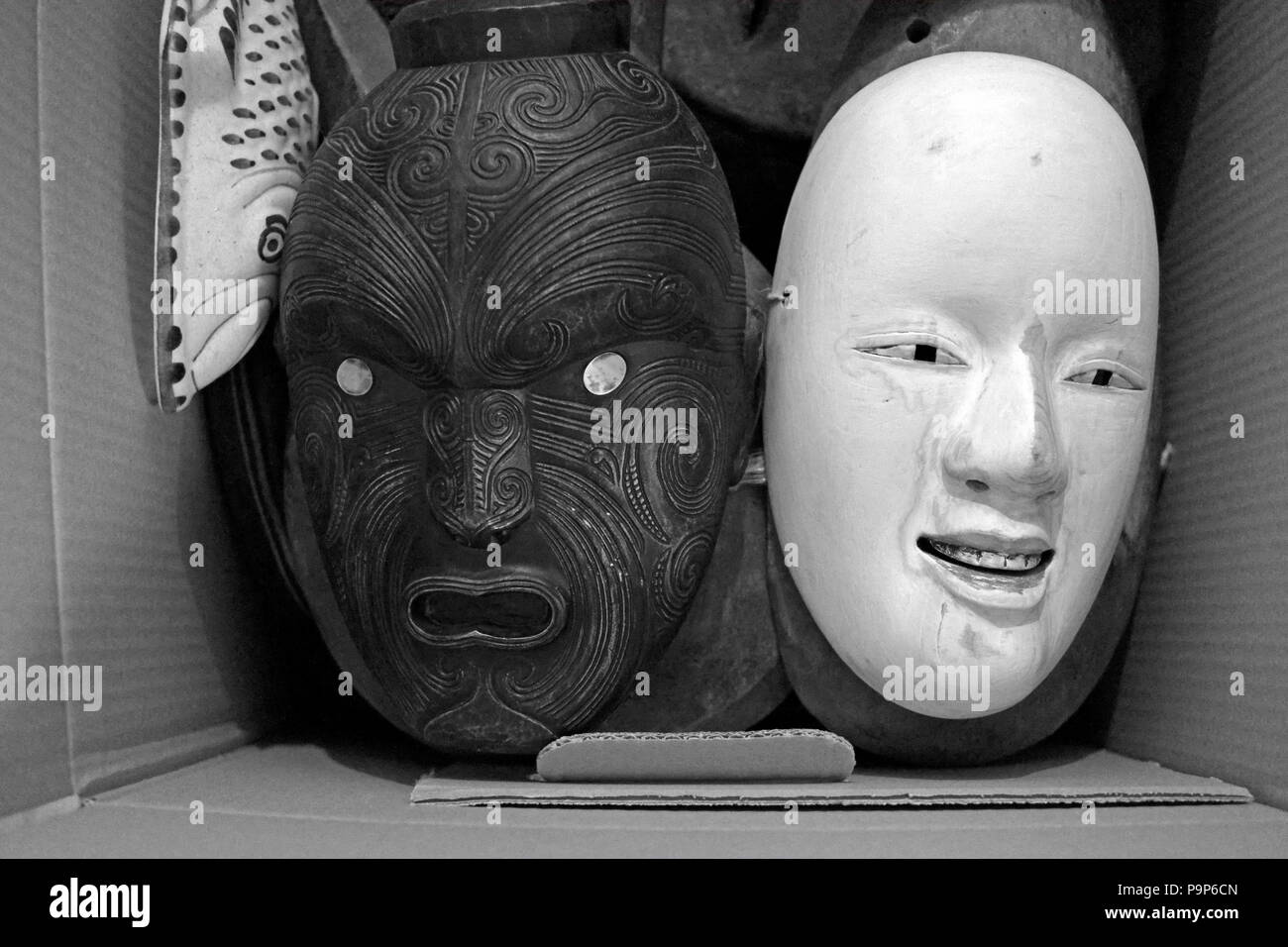 Maschere esotici (Giapponese Noh maschera e maschera polinesiana) Foto Stock
