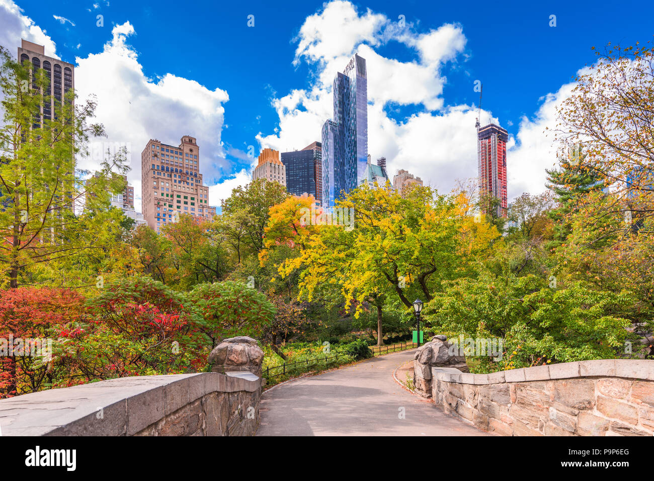 New York, New York, Stati Uniti d'America Park South cityscape da Central Park in autunno. Foto Stock