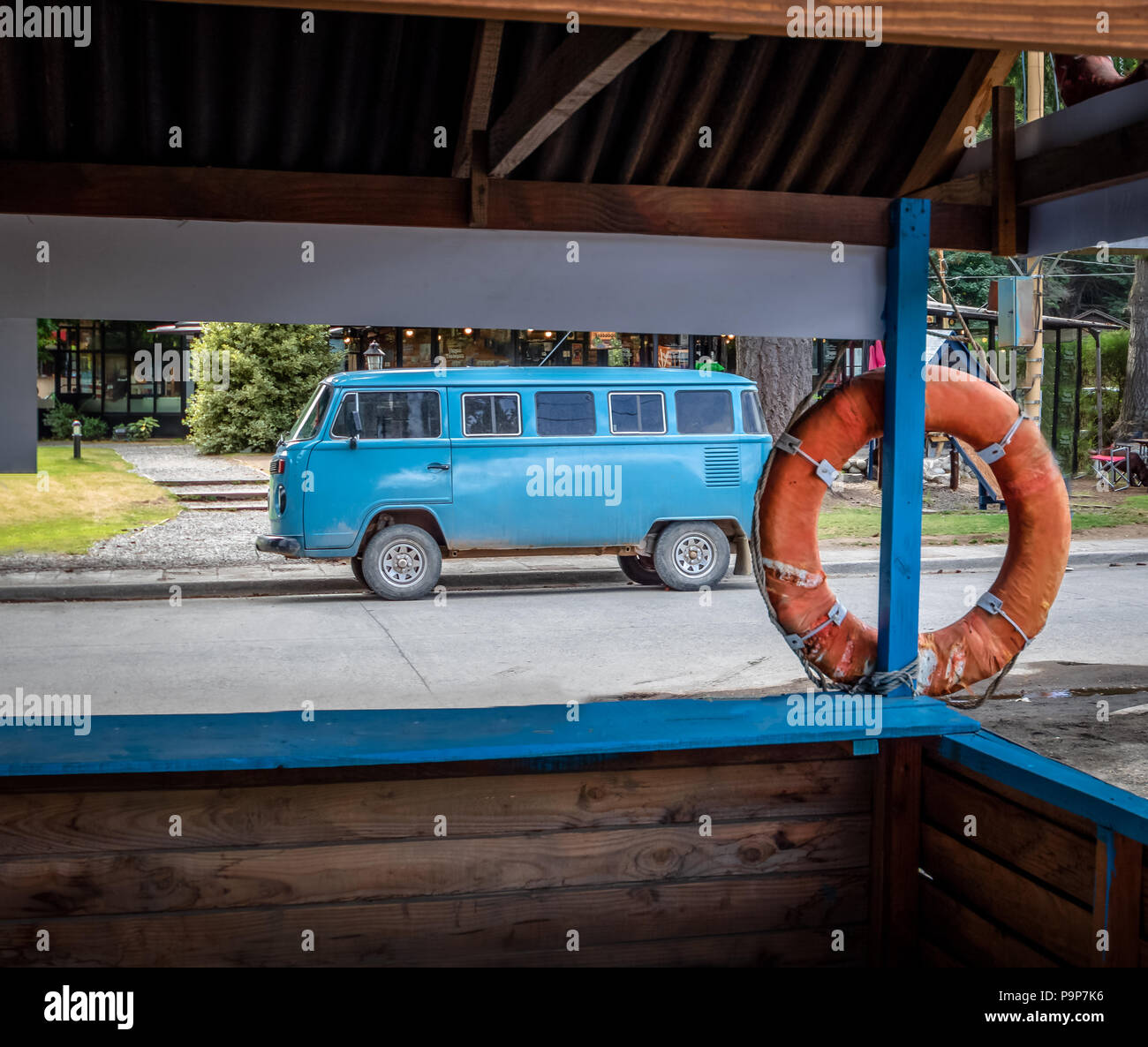 Villa La Angostura, Argentina - Feb 17, 2018: Vecchio Blu classico van vicino lifeguard cabina Foto Stock
