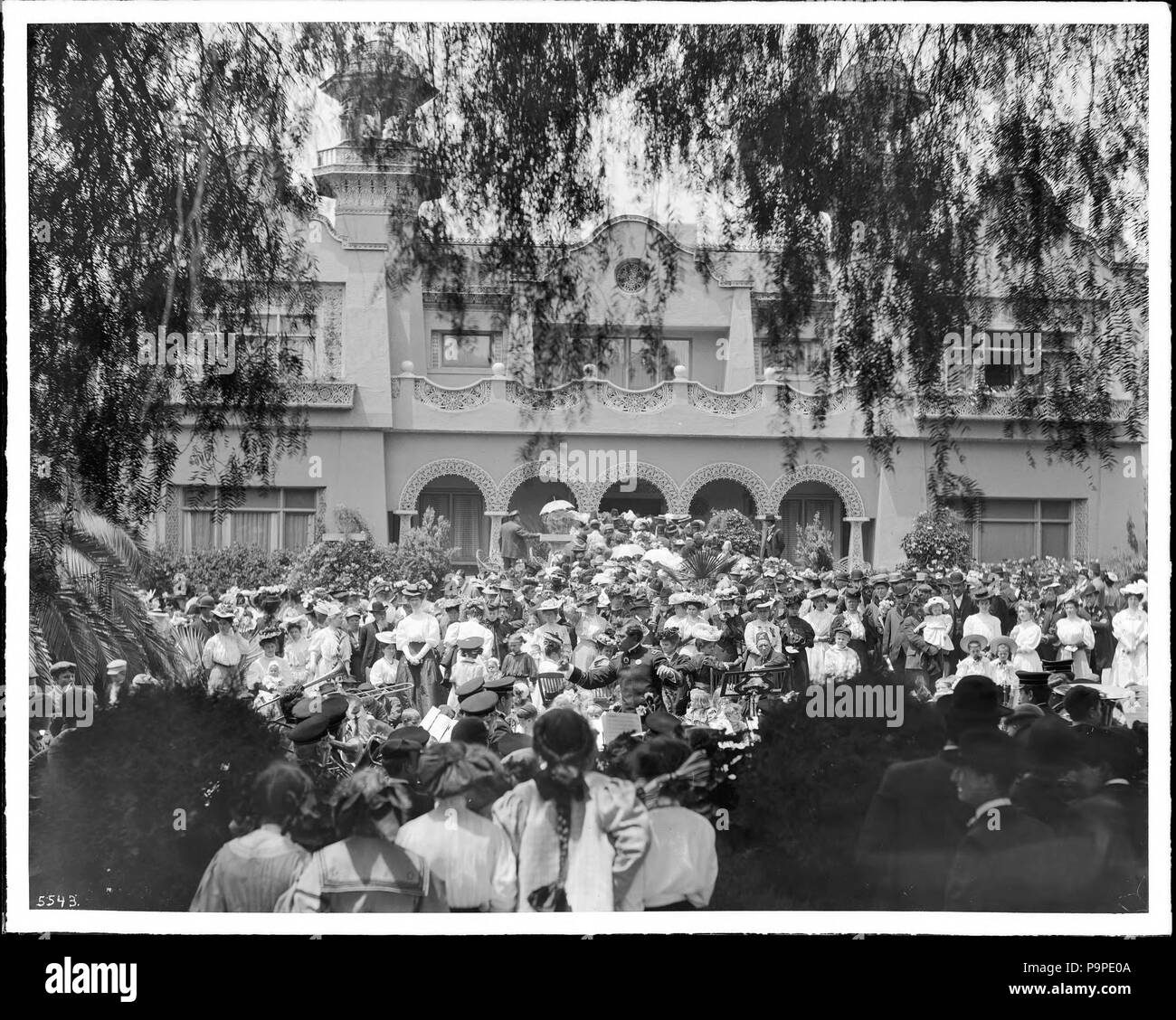 Inglese: Bandstand e incontro presso la residenza di Paolo deLongpre su  Hollywood Boulevard e Cahuenga Avenue, Hollywood, ca.1910 fotografia di un  palco per spettacoli e incontro presso il Paul de Longpré