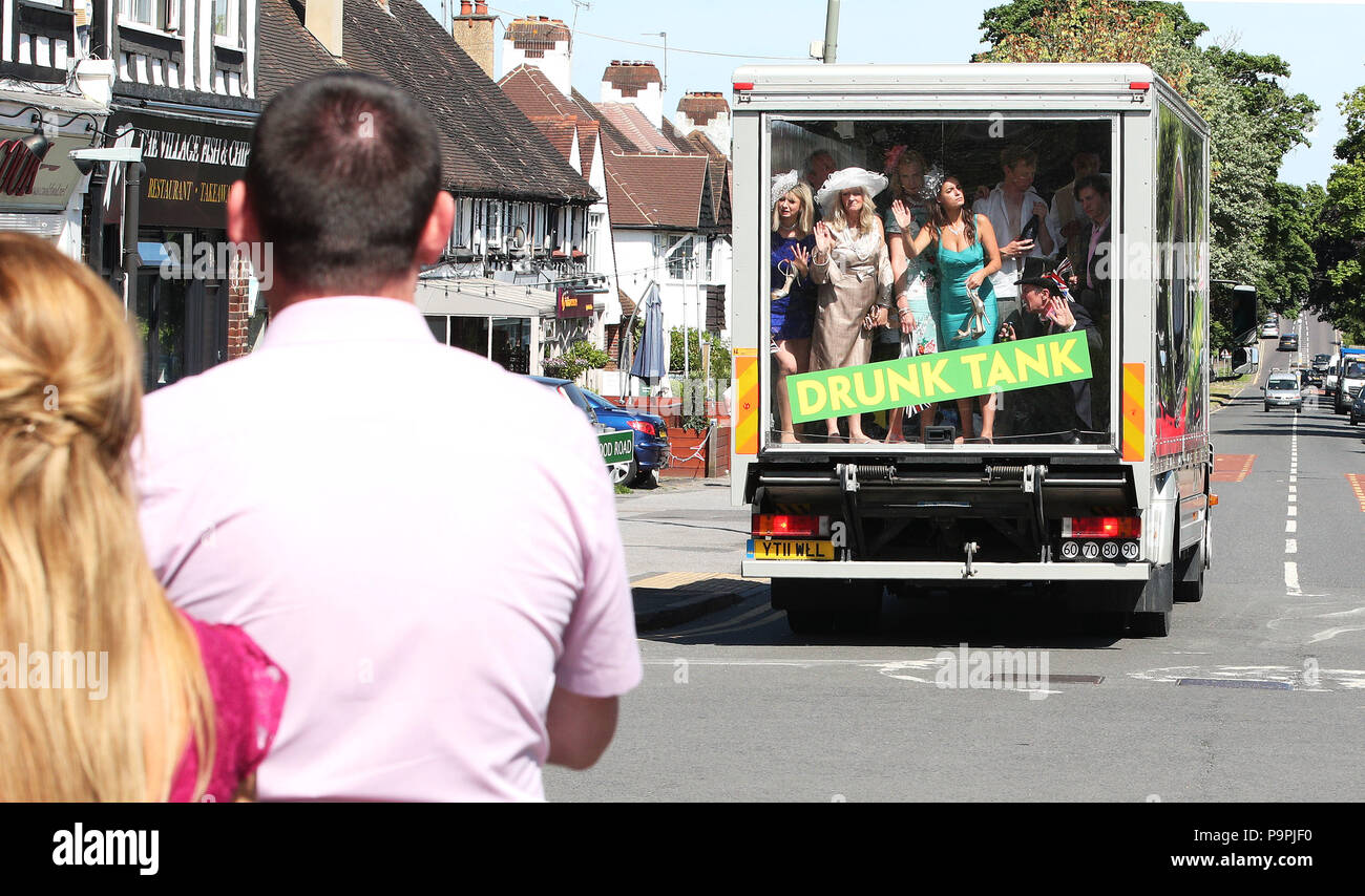 Bold nuovo servizio pubblico iniziativa "L'ubriaco cisterna ", oggi ha già svelato in Ascot in risposta al booze-alimentato gli scontri a horse racing events. Il chiaro facciate 6 x 2m unità mobile, creata dai bookmakers Paddy Power, fornirà un alloggio temporaneo per un massimo di 50 racing festaioli dormire-off the booze. La ricerca da parte del bookmaker irlandese ha rivelato che il 85% dei britannici racegoers convengono che le corse di cavalli eventi devono fare di più per fermare drunken Bad Behavior. Paddy Power stima a 100 milioni di sterline di flutter follia di scommesse per avvenire attraverso il Royal Ascot. Dotato di: atmosfera dove: Ascot, Regno K Foto Stock