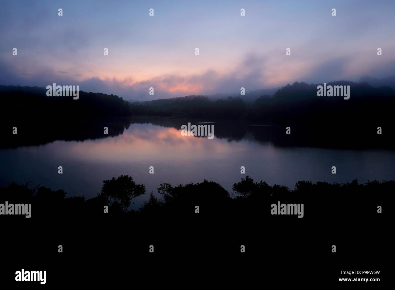 Nuvole basse o nebbia bruciando sunrise a Shelley Lake Park in Raleigh North Carolina Foto Stock