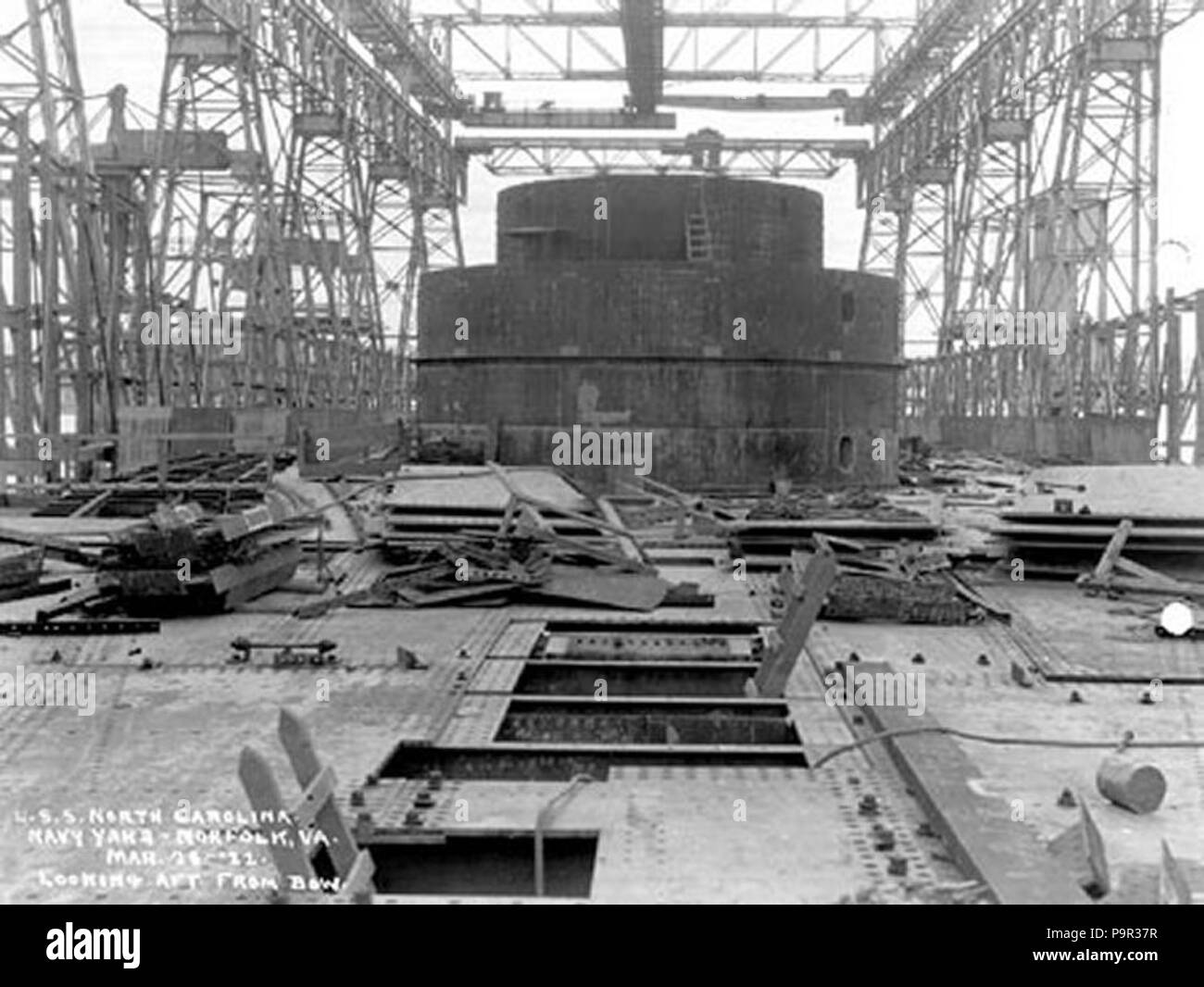 190 BB-52 PCU North Carolina, vista da prua a poppa cercando a Torrette Foto Stock