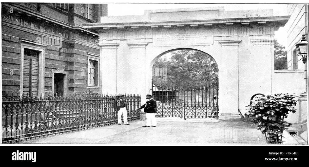 . Buco nero di Calcutta. Nel 1756, 146 europei sono stati ammassati in una piccola stanza e lasciata a perire attraverso la crudeltà e la trascuratezza di Surajah Dowlah Nawab del Bengala. Secondo piano del governo, due dei pilastri del Post Office ora stand sul sito della famosa camera. Tra il 1887 e il 1889 209 BlackHole QE4 133 Foto Stock . Buco nero di Calcutta. Nel 1756, 146 europei sono stati ammassati in una piccola stanza e lasciata a perire attraverso la crudeltà e la trascuratezza di Surajah Dowlah Nawab del Bengala. Secondo piano del governo, due dei pilastri del Post Office ora stand sul sito della famosa camera. Tra il 1887 e il 1889 209 BlackHole QE4 133 Foto Stock